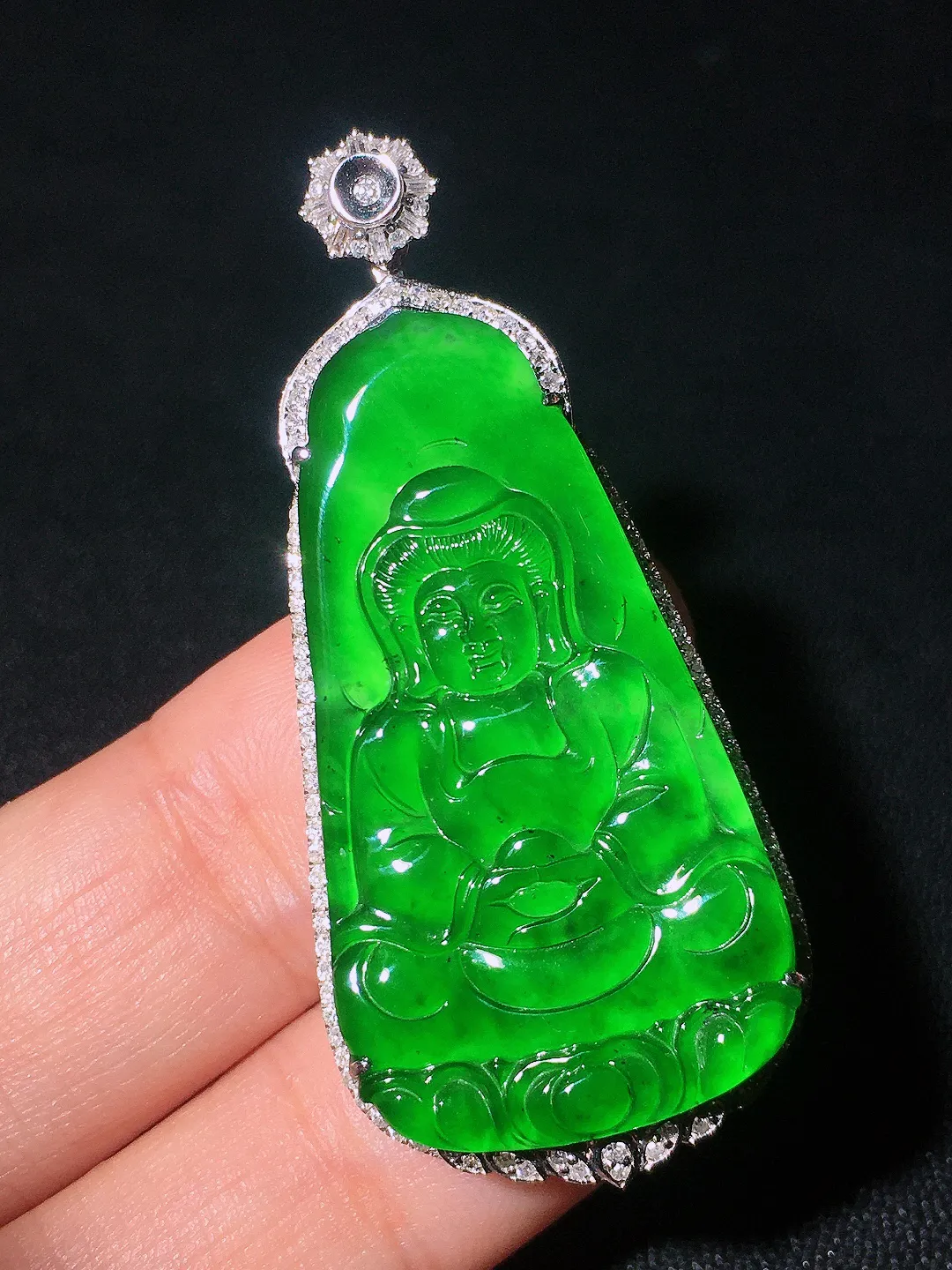 阳绿观音吊坠，色泽均匀艳丽，玉质细腻，荧光感超
强，饱满圆润，尽显优雅气质，18k
金豪华镶嵌