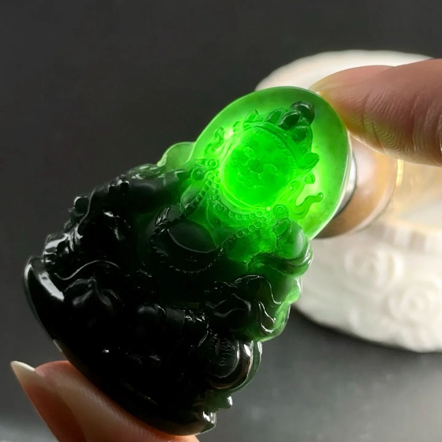 精品墨翠黄财神 种好色正 黑度极好 打灯通透 油性十足 尺寸48.2