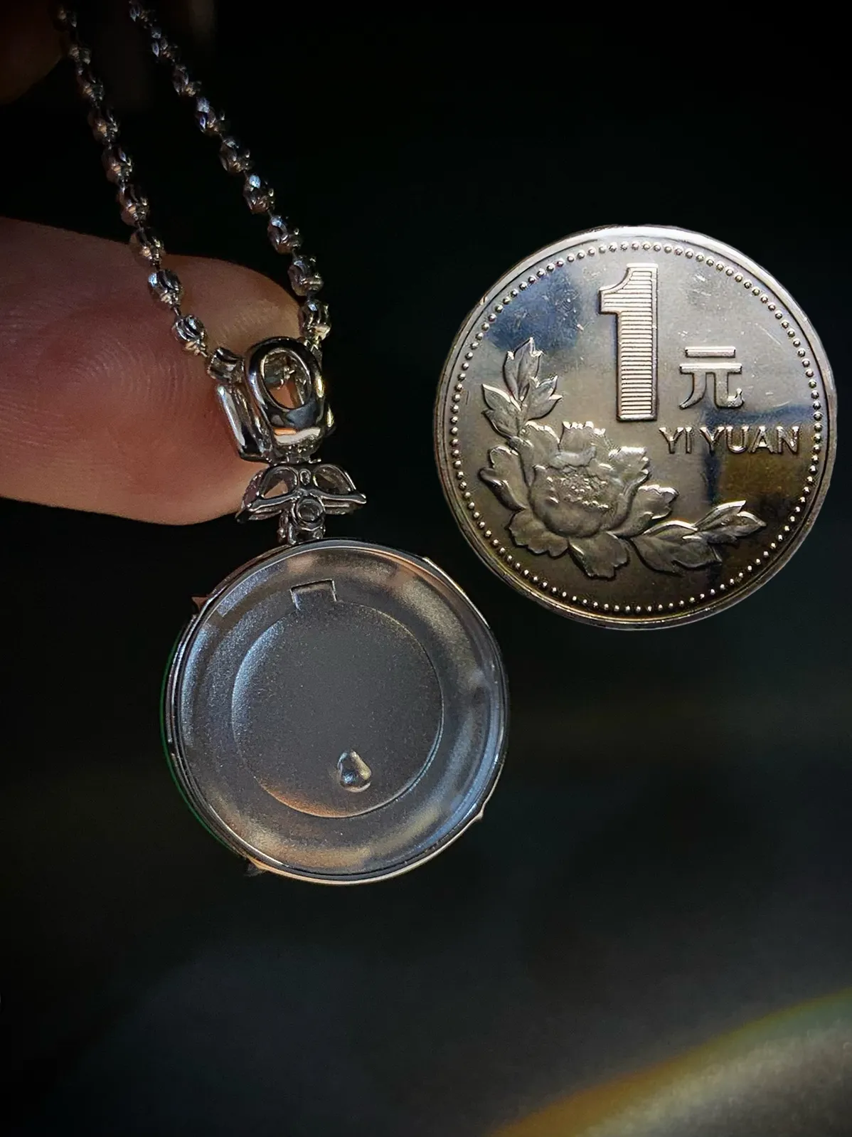 绿平安扣无事牌，裸石18.5-2.2mm，
整体29-18.5-5.5mm，
18K金，南非钻，不配链子