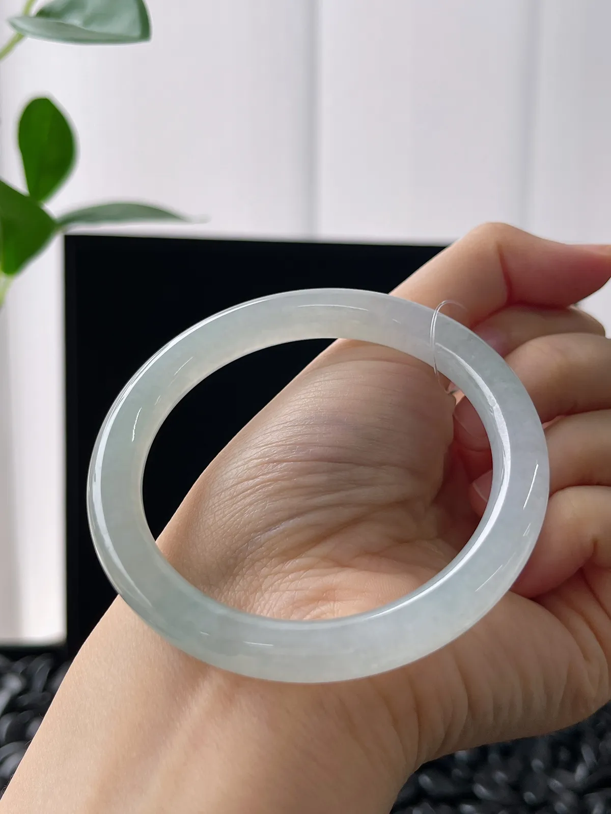 圆镯55圈口，翡翠冰糯种淡绿色手镯