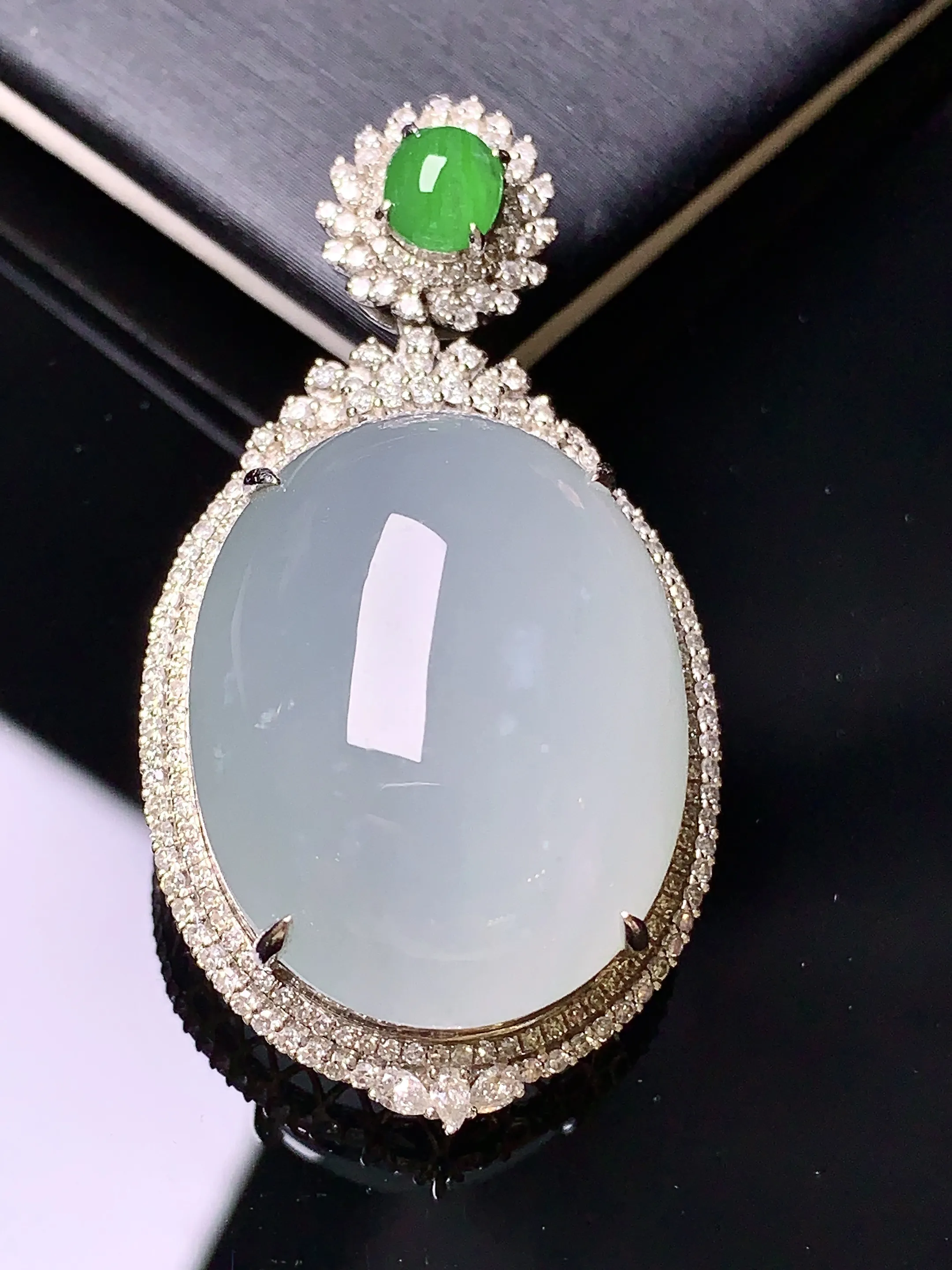 18k金钻镶嵌冰种蛋面吊坠 玉质细腻 色泽清新艳丽 整体尺寸45.2*24*15