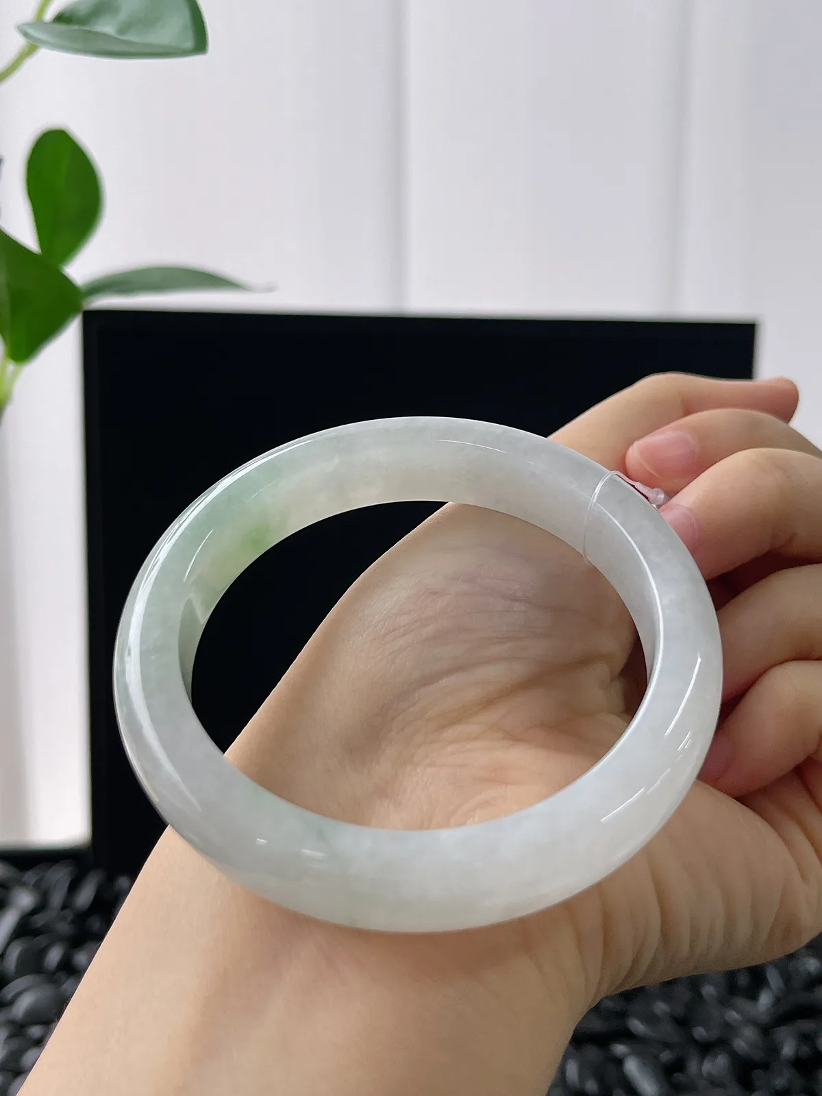 正圈55圈口，翡翠冰糯种飘绿手镯