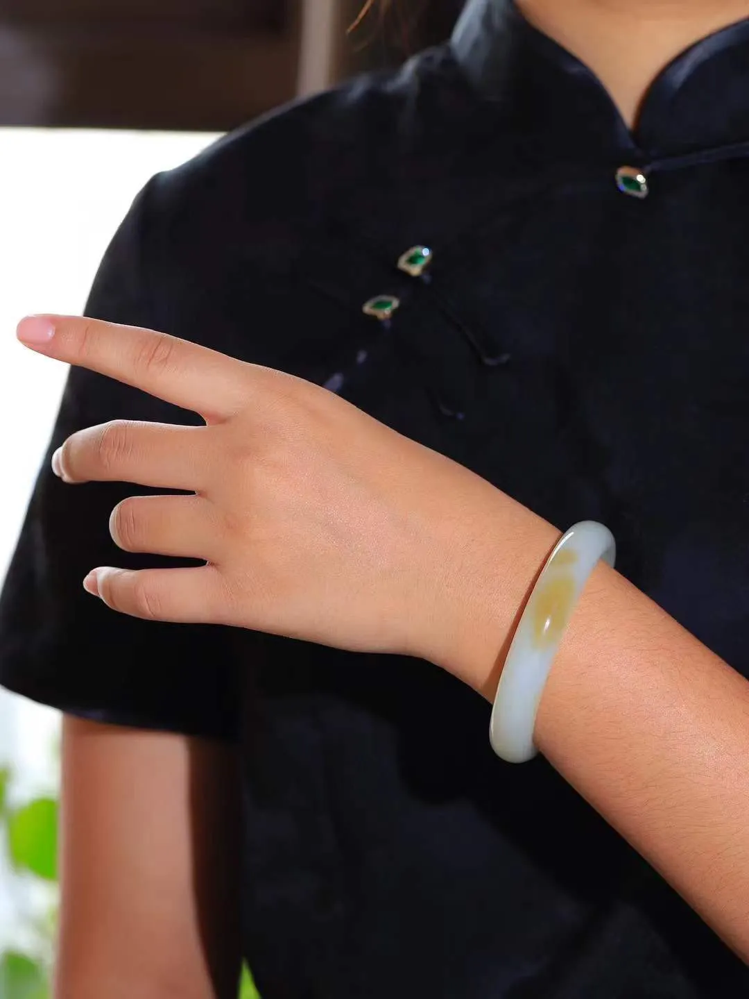 （一见倾心.手镯）

精品和田玉糖白玉手镯，玉质温润细腻 油性十足 手感舒适，高华雅逸，线条流畅，简