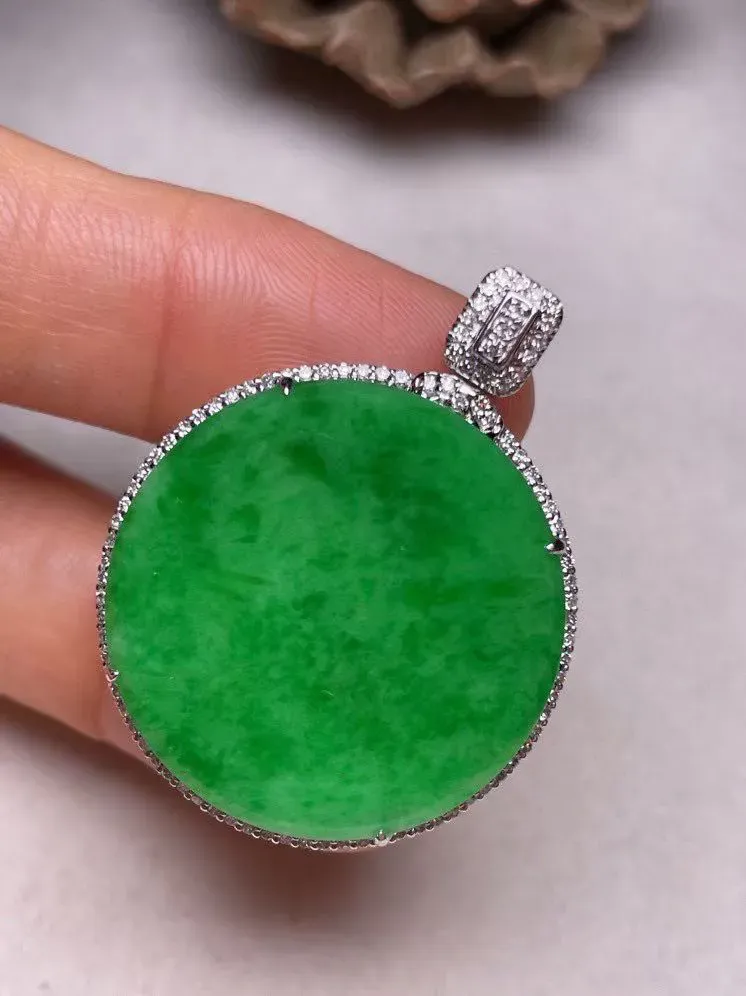 冰种阳绿平安扣吊坠、真金真钻镶嵌，种水好，玉质细腻 .裸石尺寸 25.0