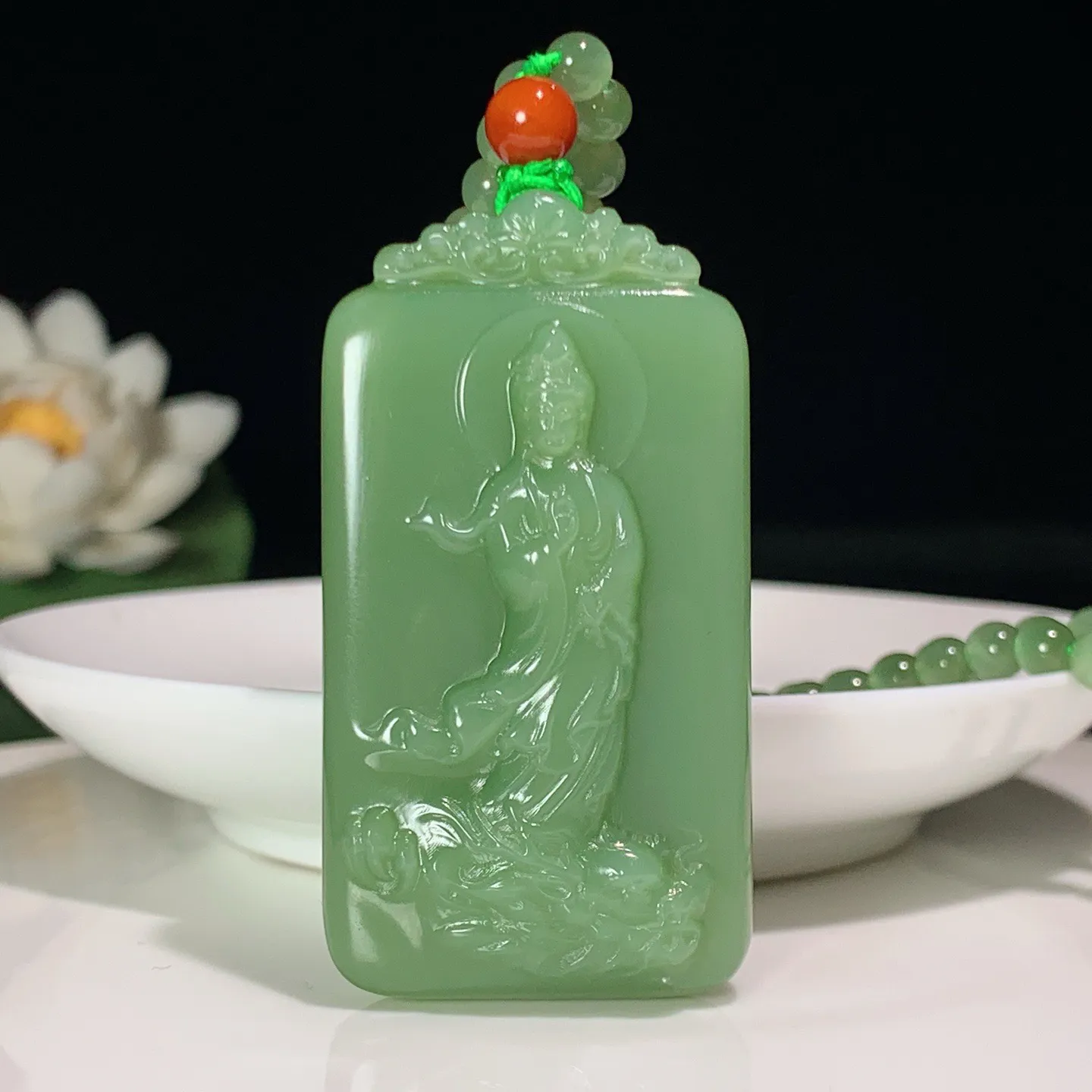 和田玉粉绿俄罗斯碧玉立体战观音牌子挂件。尺寸54.5/29.1/12重59.1克 玉质细腻油润 底色