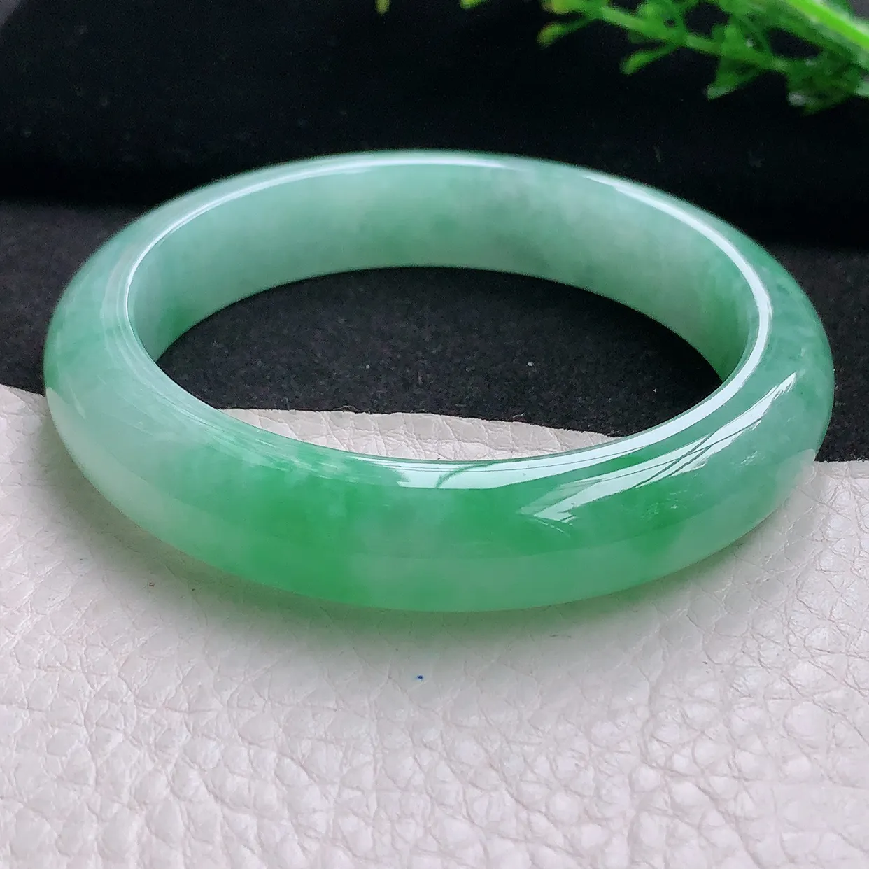 Nc自然光57.5*12.5*8.5平安镯 天然缅甸翡翠a 货冰润飘阳绿宽边玉镯子