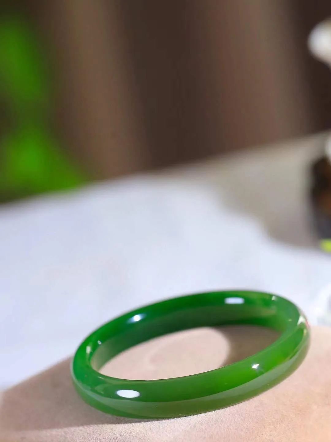 （一见钟情.手镯）

精品和田玉碧玉手镯，玉质温和莹润，精光内蕴，手感舒适。整器简约，打磨光洁，让人爱不释手，料美艺精，萦绕于手，尽显高贵之姿。重29.7克 内径52.5mm尺寸10.5-6.2mm   FDA-10110273