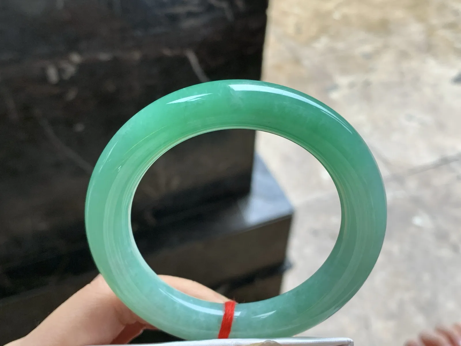 56.5-11.6

浓绿色圆条手镯^_^鲜艳 玉质温润