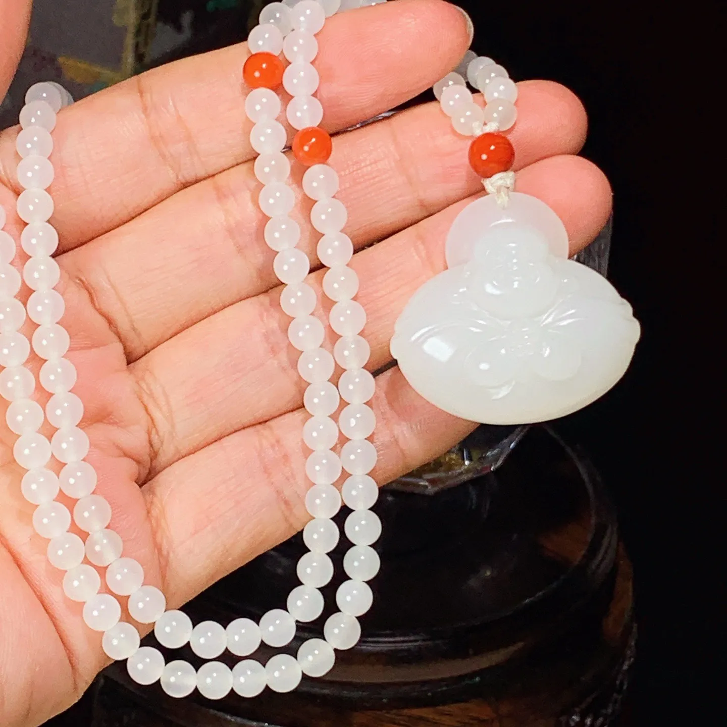 新疆和田玉羊脂白佛引福来挂件。尺寸30/32/16重42克。玉质细腻油润。手推出油。佩戴高端典雅。lt251031