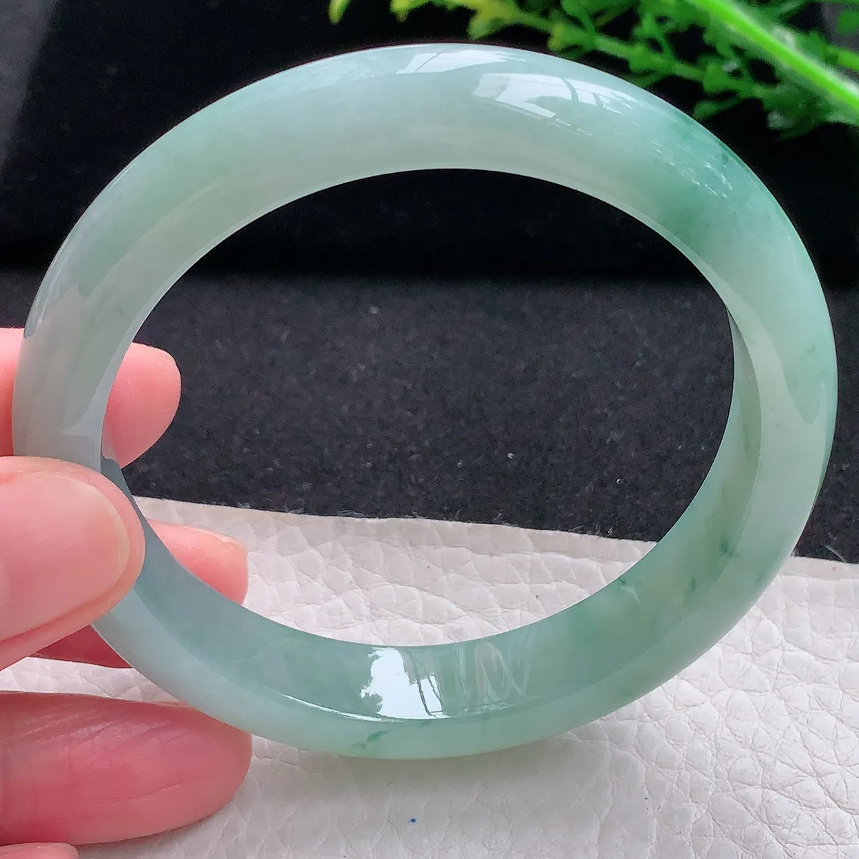 Nc自然光57.5*11.8*8平安镯 天然缅甸翡翠a 货冰飘花宽边玉镯子