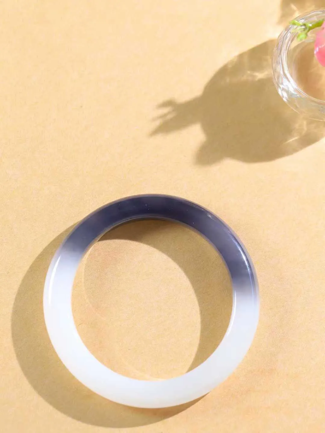 【腕间柔情.手镯】   

收藏级️和田玉白玉烟紫双色手镯 玉质温润细腻 油性十足 古朴秀雅 轻抚岁月的栏杆软香温玉，腕间玉镯轻轻晃动，令人情动心间，撷一缕月末的芬芳，把心思铺陈，时光静美，惟有你最温柔。重45.5克   尺寸55.5-9.2-9.2mm  46801655A