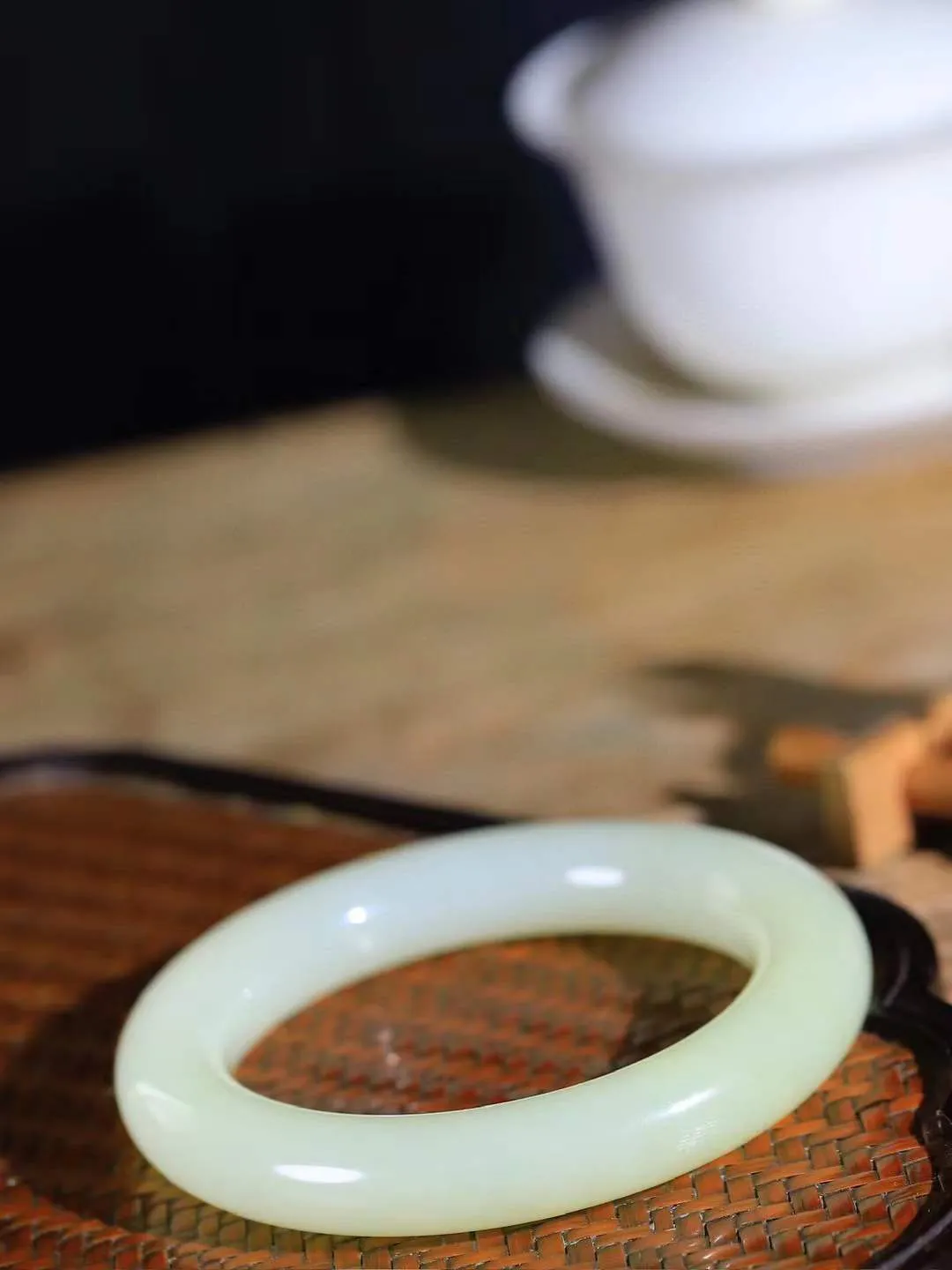 【婉约佳人.手镯】

精品和田玉黄口圆条手镯 玉质温润细腻 油性十足 手感舒适，高华雅逸，线条流畅，简约大气，美自天成，素雅高贵。佩戴于腕间，婉约之美，举手投足间透出那份低调奢华。重90.7克 内径59.5mm  尺寸12.8-13mm   FDA-69110231