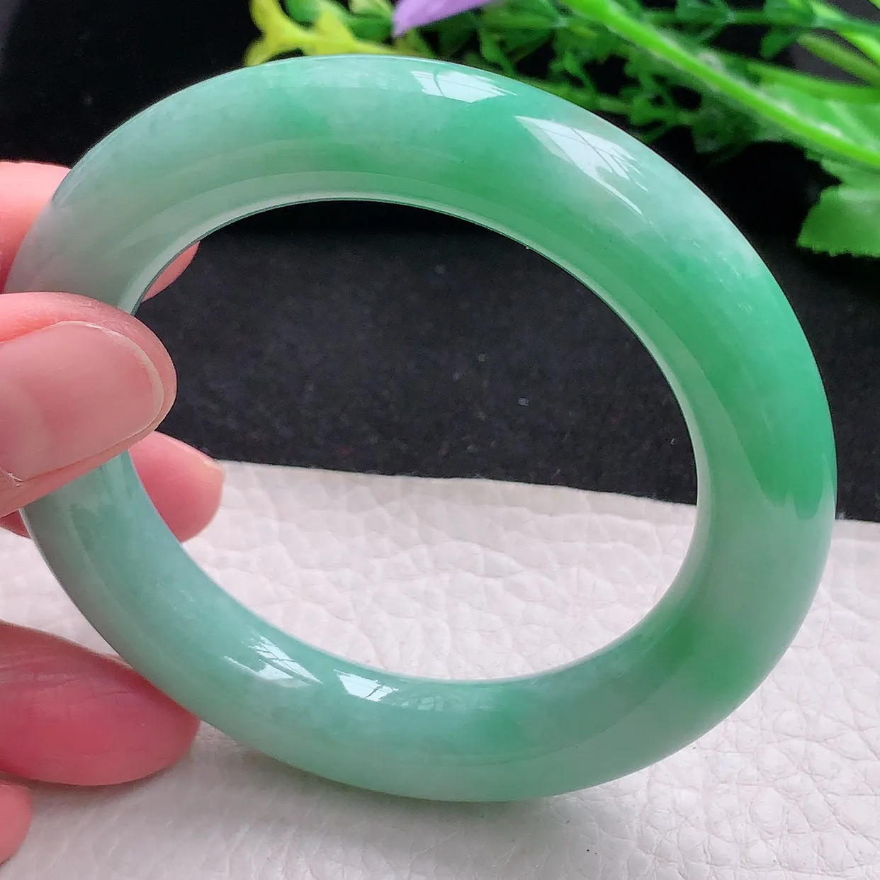 xc自然光55*12*11.7胖圆镯天然缅甸翡翠飘绿厚装圆条玉镯子