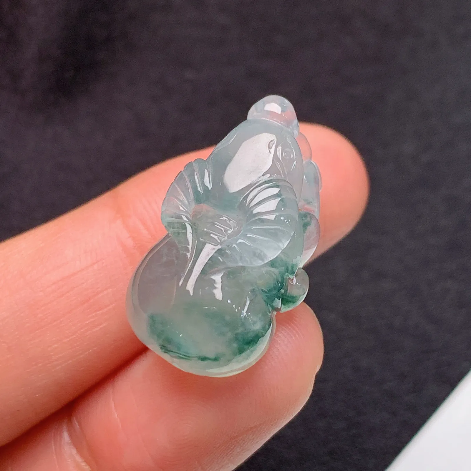 冰种飘花生肖牛吊坠 水润细腻 整体尺寸23.1*13*10