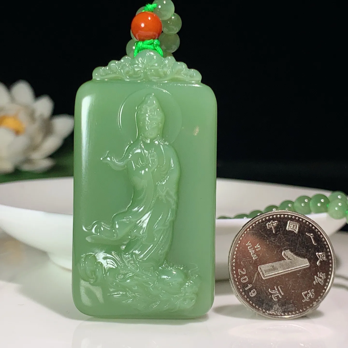 和田玉粉绿俄罗斯碧玉立体战观音牌子挂件。尺寸54.5/29.1/12重59.1克 玉质细腻油润 底色纯净 脂粉好，品质好。lt251031