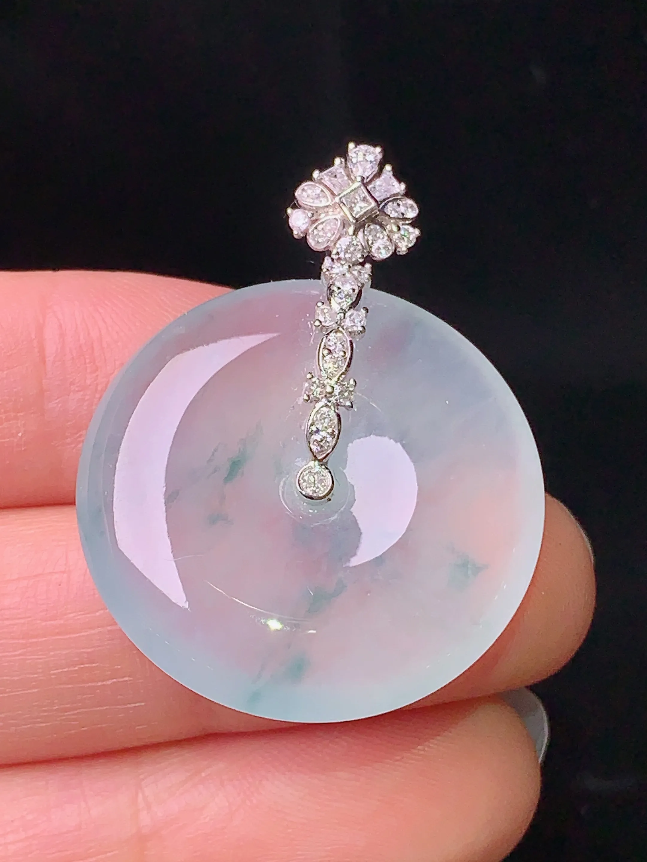 18k金钻镶嵌冰种平安扣吊坠 玉质细腻 色泽清新艳丽 整体尺寸34.5*26.5*5.6