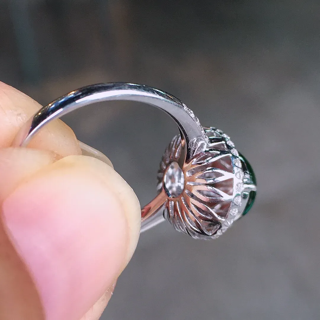 满绿蛋面戒指，色泽均匀浓郁，玉质细腻，荧光感超
强，饱满圆润，尽显优雅气质，18k
金豪华镶嵌