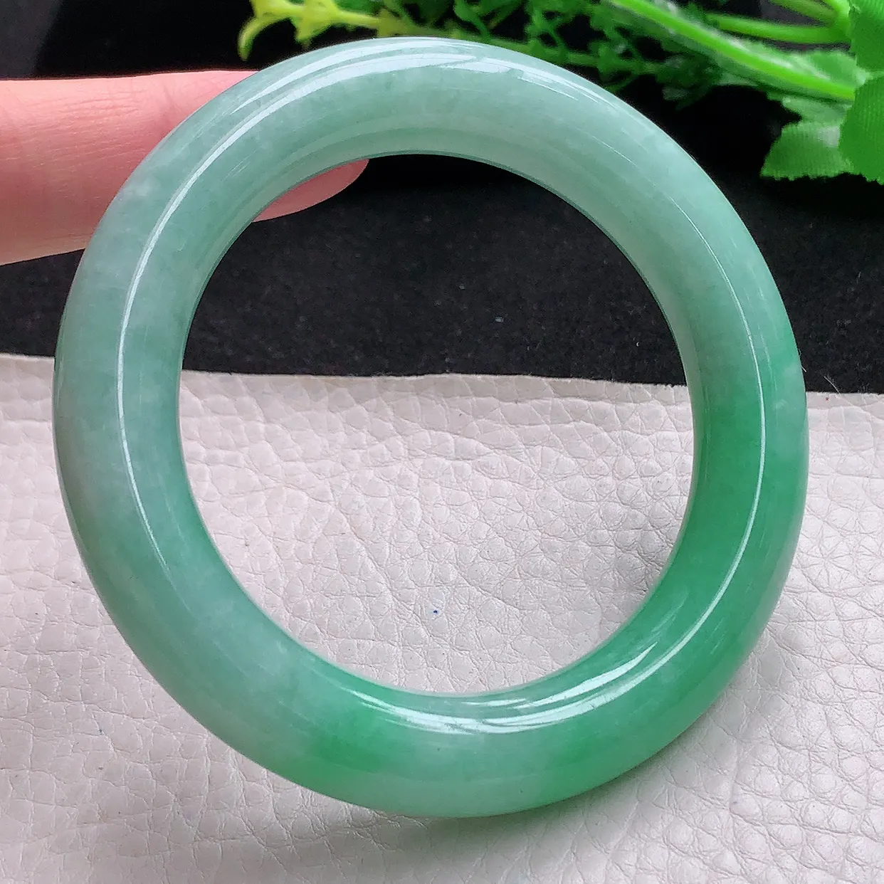 xc自然光55*12*11.7胖圆镯天然缅甸翡翠飘绿厚装圆条玉镯子