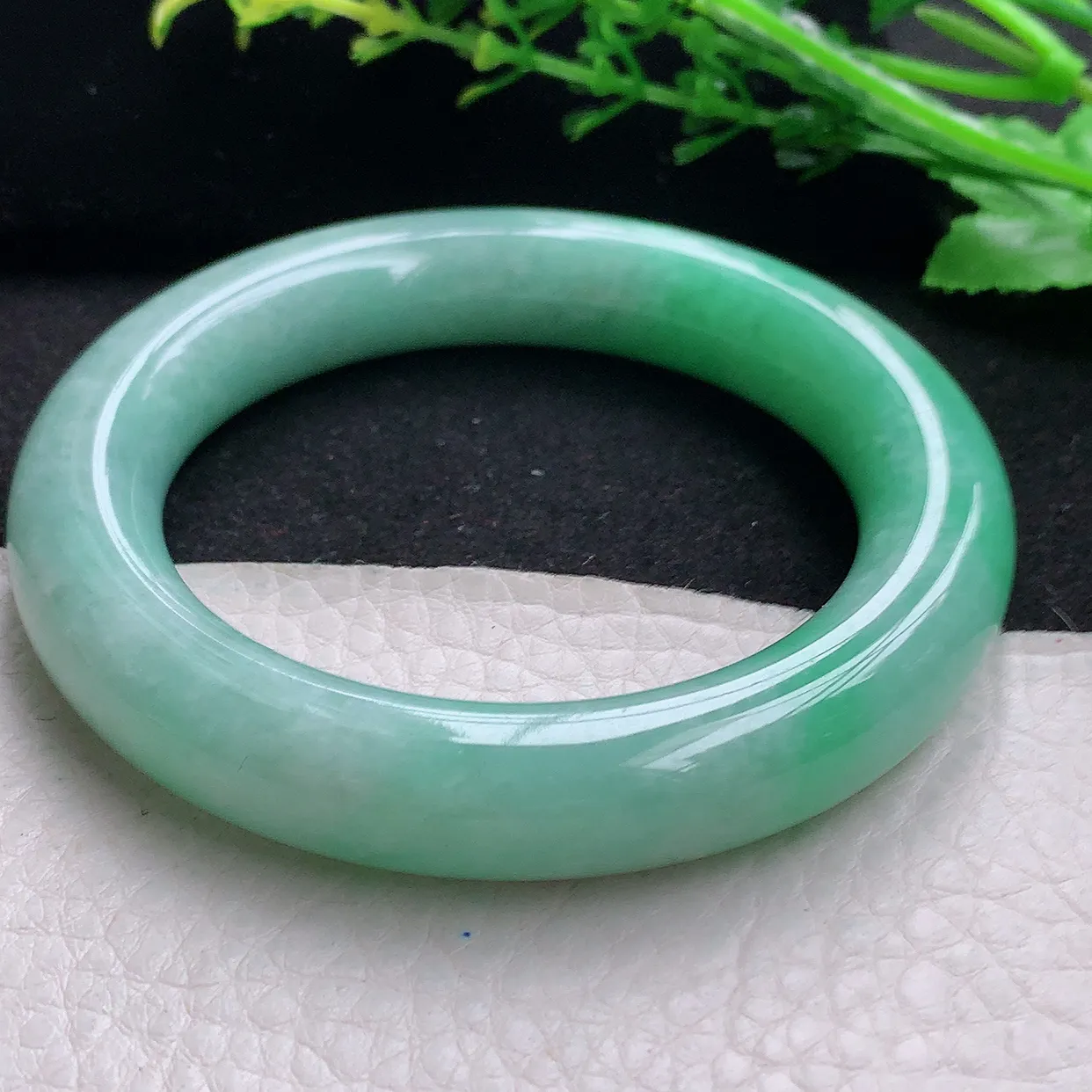 xc自然光55*12*11.7胖圆镯天然缅甸翡翠飘绿厚装圆条玉镯子