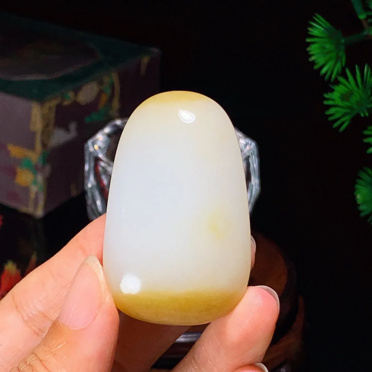 和田玉白玉糖料天地糖原石挂件。尺寸50/32/16重42.5克。玉质细腻油润。手推出油。佩戴高端典雅。lt251031