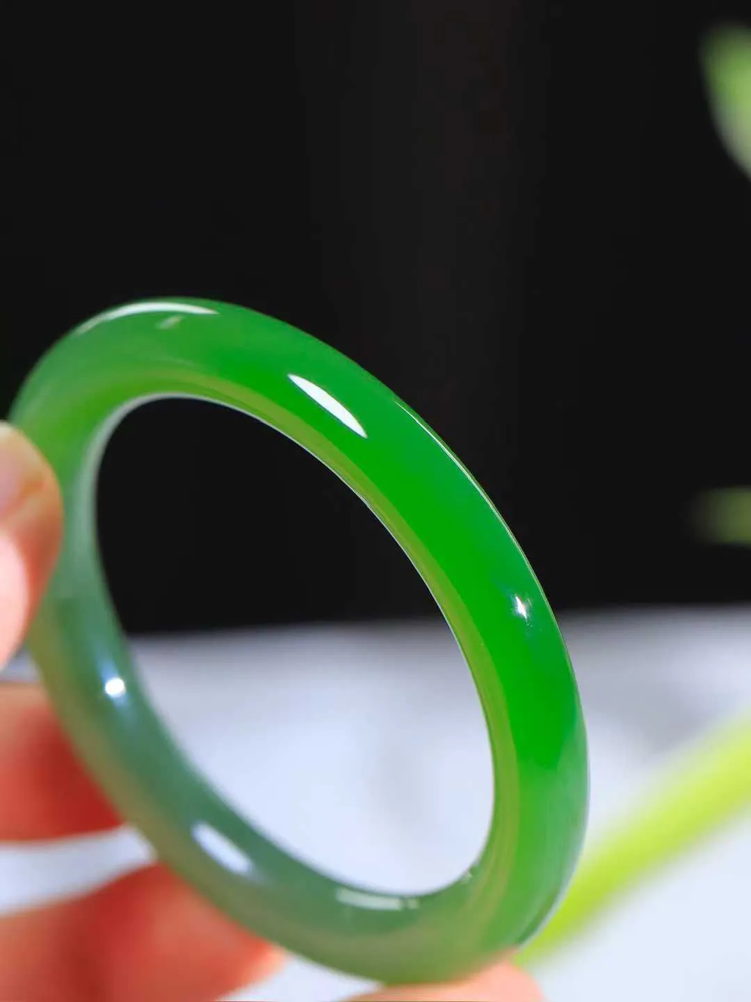 【碧色荡漾·手镯】

收藏级臻品和田玉碧玉圆条手镯，玉质细腻温润，手感舒适，️线条流畅，简约大气，美自天成，佩戴于腕间，婉约之美，举手投足间透出那份低调奢华，醉人心扉。重36.7克  内径圈口53mm  尺寸8.7-9mm  FDA-661081933