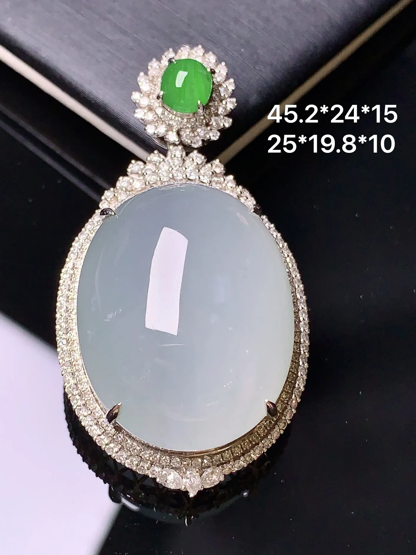 18k金钻镶嵌冰种蛋面吊坠 玉质细腻 色泽清新艳丽 整体尺寸45.2*24*15