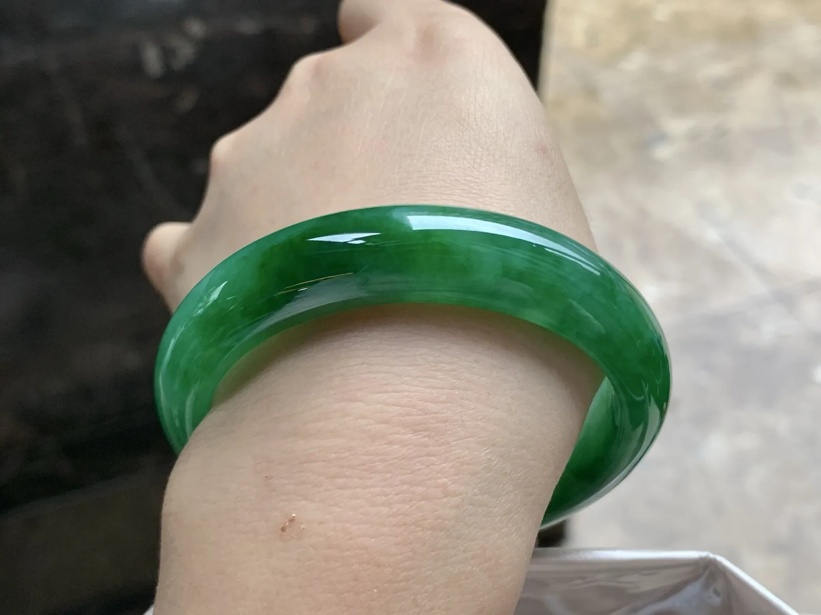 56.5-13.6-8

辣绿色手镯^_^颜色浓郁 鲜艳