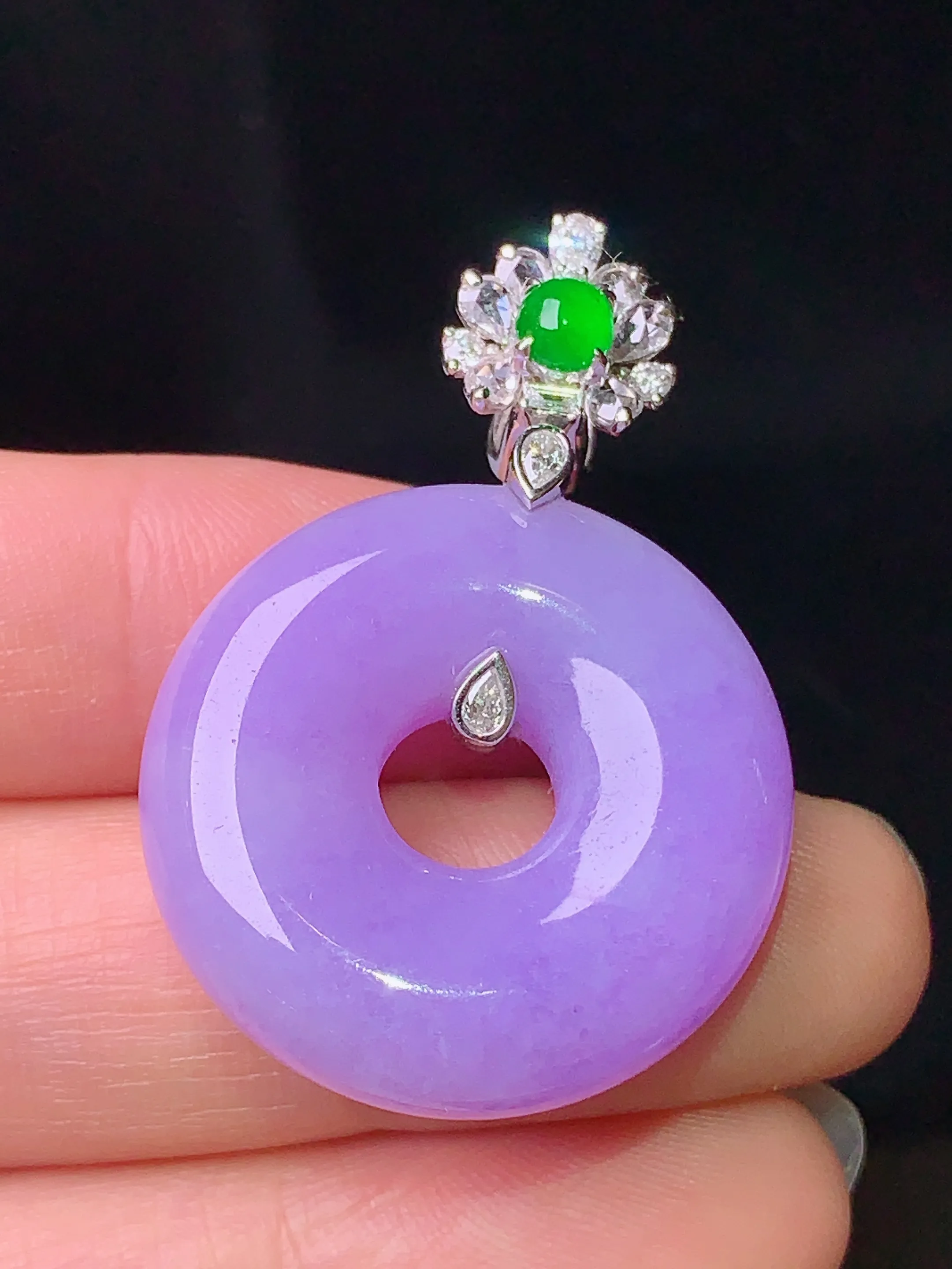 18k金钻镶嵌紫罗兰平安环吊坠 玉质细腻 色泽清新艳丽 整体尺寸38*26*7.8