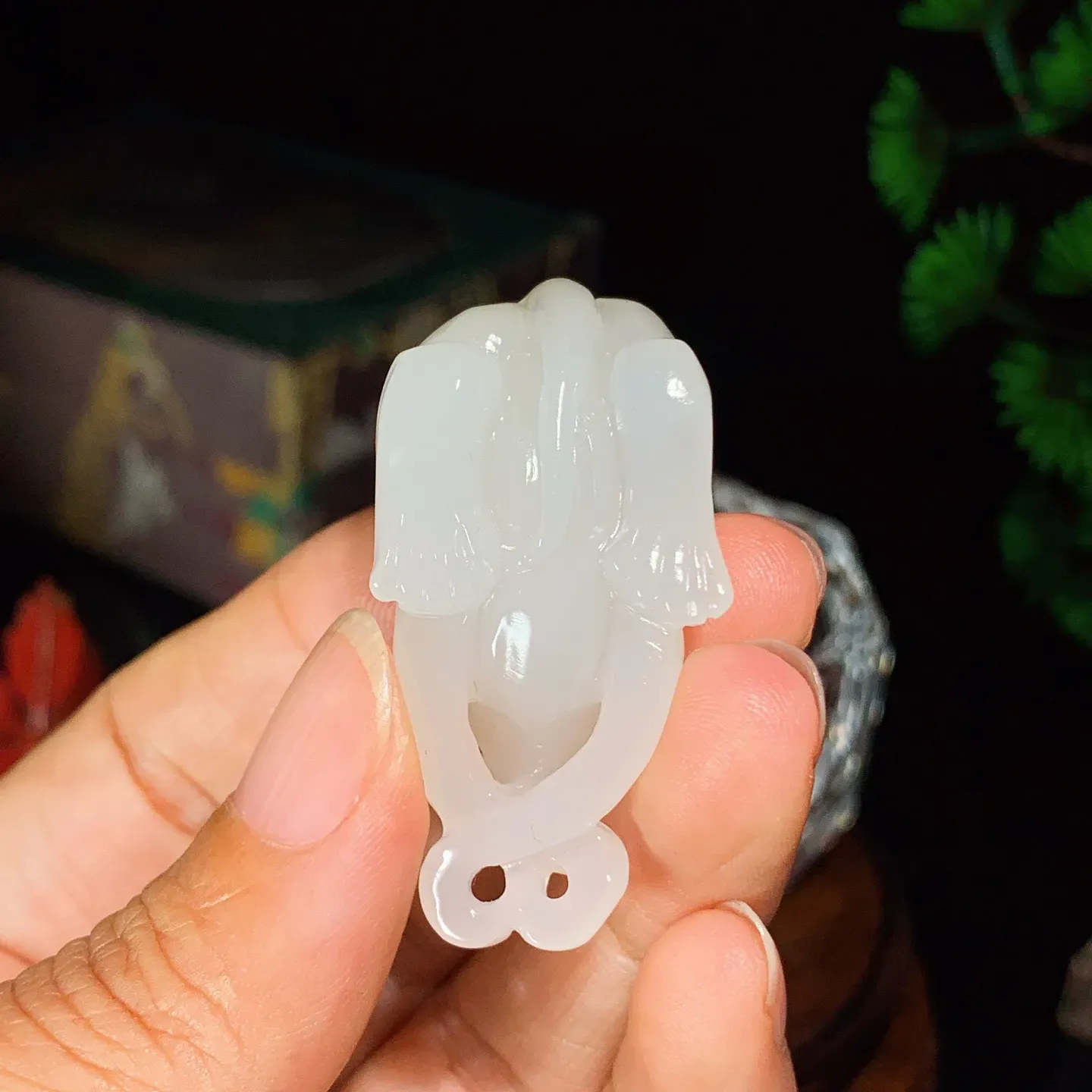 和田玉白玉灵猴献寿猴子挂件。尺寸45/22/20重24.6克。玉质细腻油润。手推出油。佩戴高端典雅。lt251031