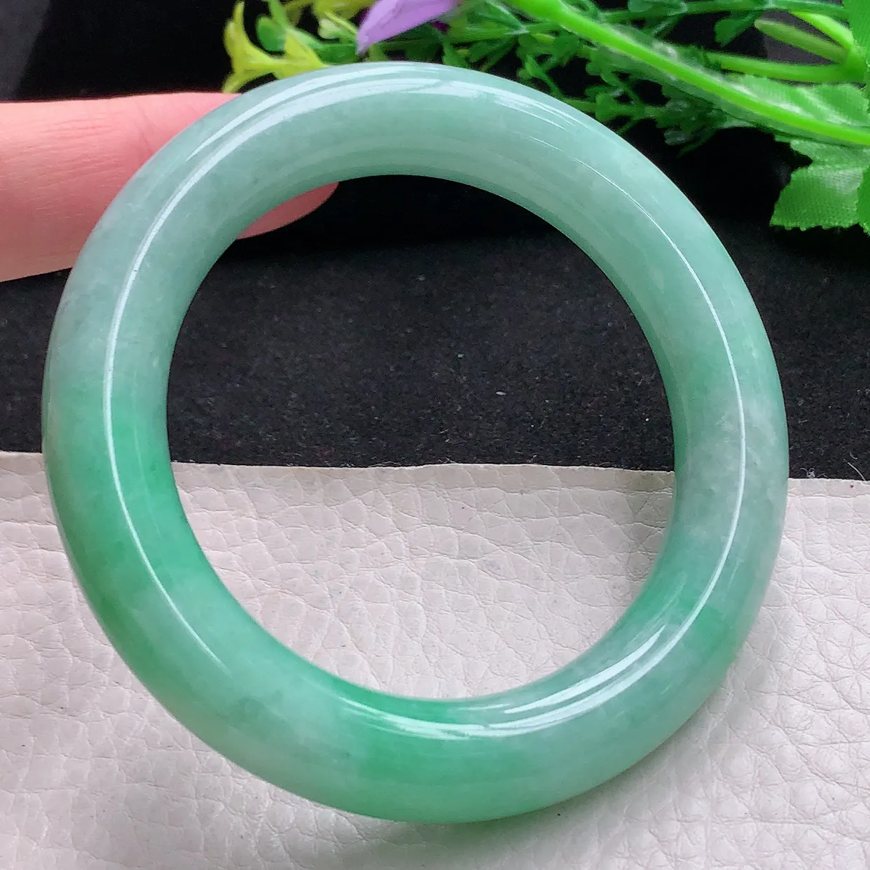 xc自然光55*12*11.7胖圆镯天然缅甸翡翠飘绿厚装圆条玉镯子