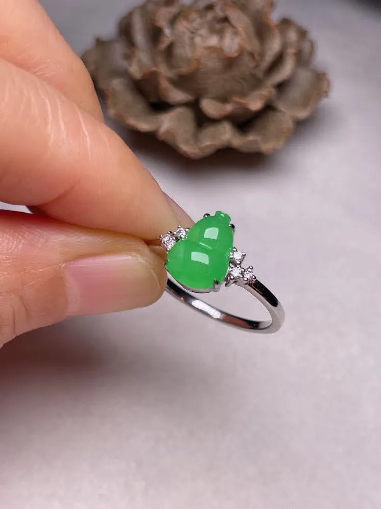 冰种阳绿葫芦戒指 、真金真钻镶嵌，种水好，玉质细腻 .裸石尺寸 9.5*7.0