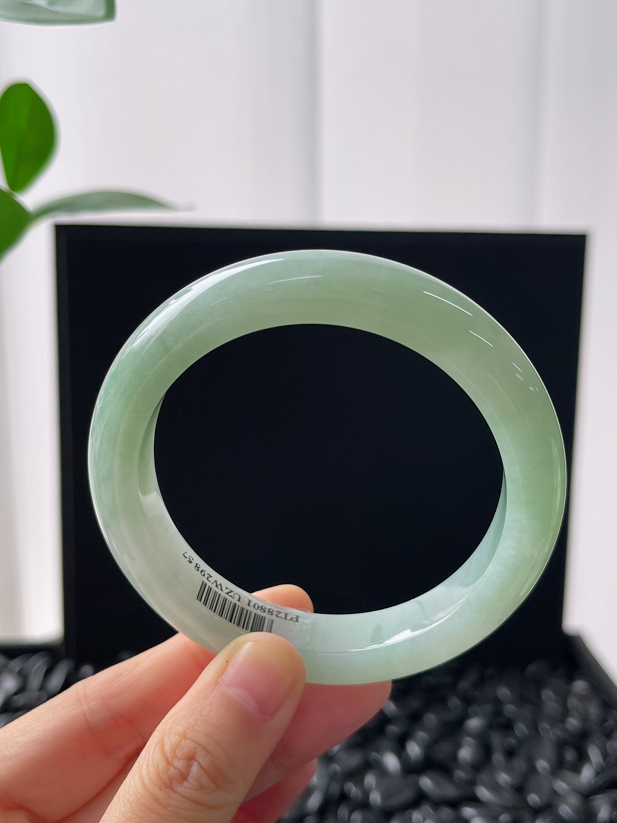 正圈57圈口，翡翠冰糯种浅绿色手镯