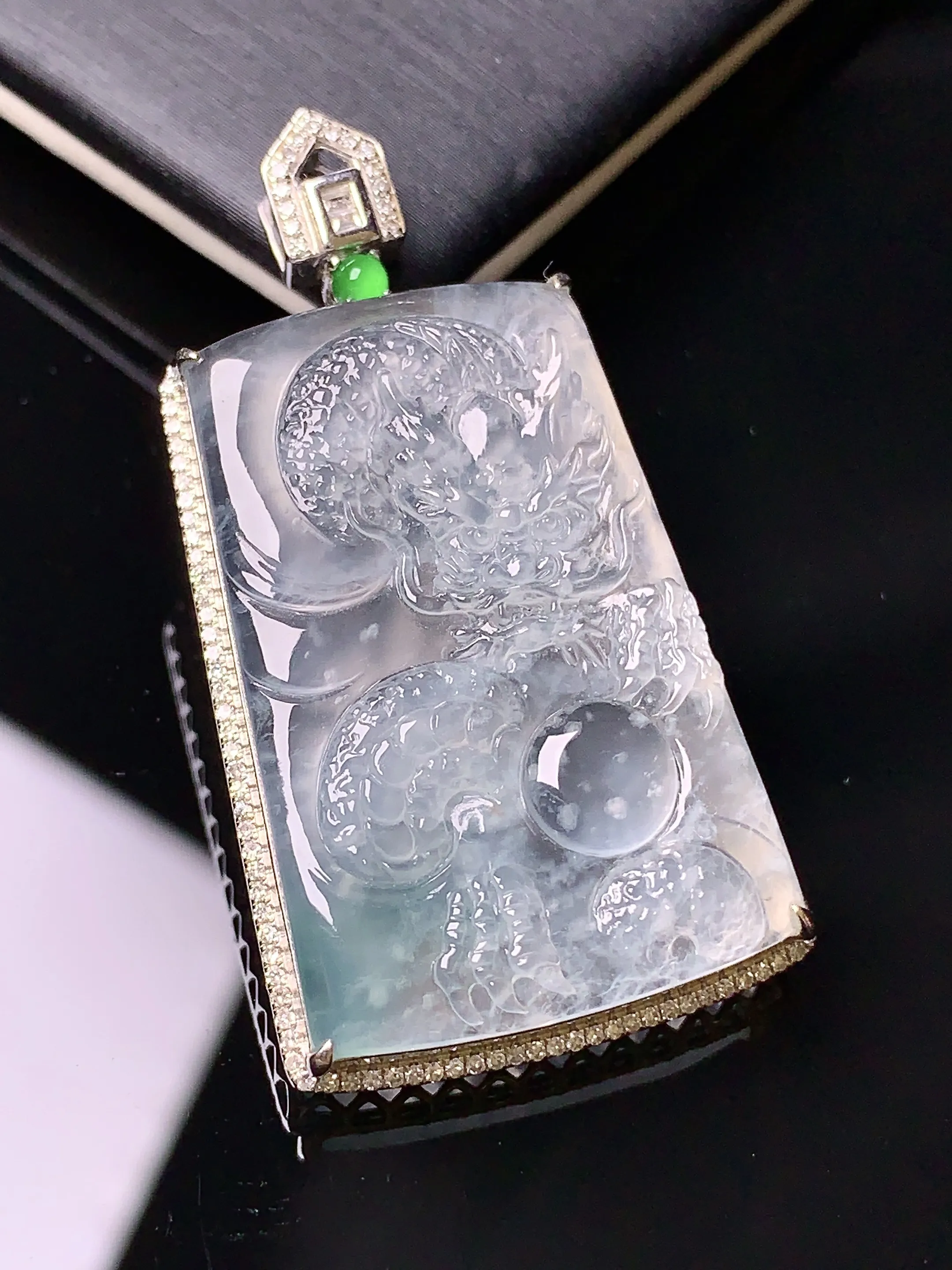 18k金钻镶嵌冰种龙牌吊坠 玉质细腻 色泽清新艳丽 整体尺寸43*23*7