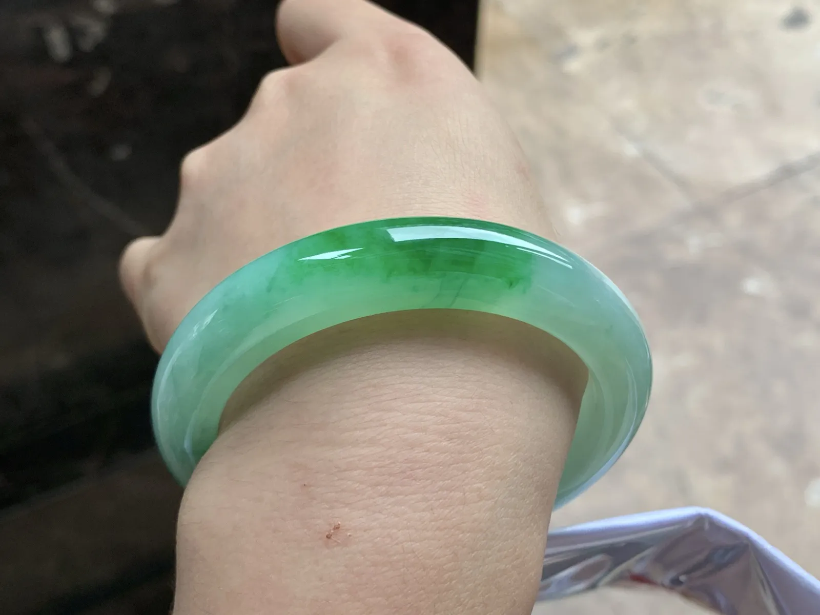 55.5-12.2-9.2

辣绿色手镯^_^颜色鲜艳 玉质温润