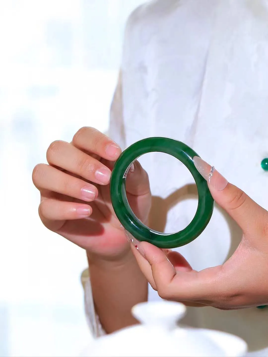 【情有独钟.手镯】

精品和田玉碧玉手镯 玉质温润细腻 油性十足 手感舒适，高华雅逸，线条流畅，简