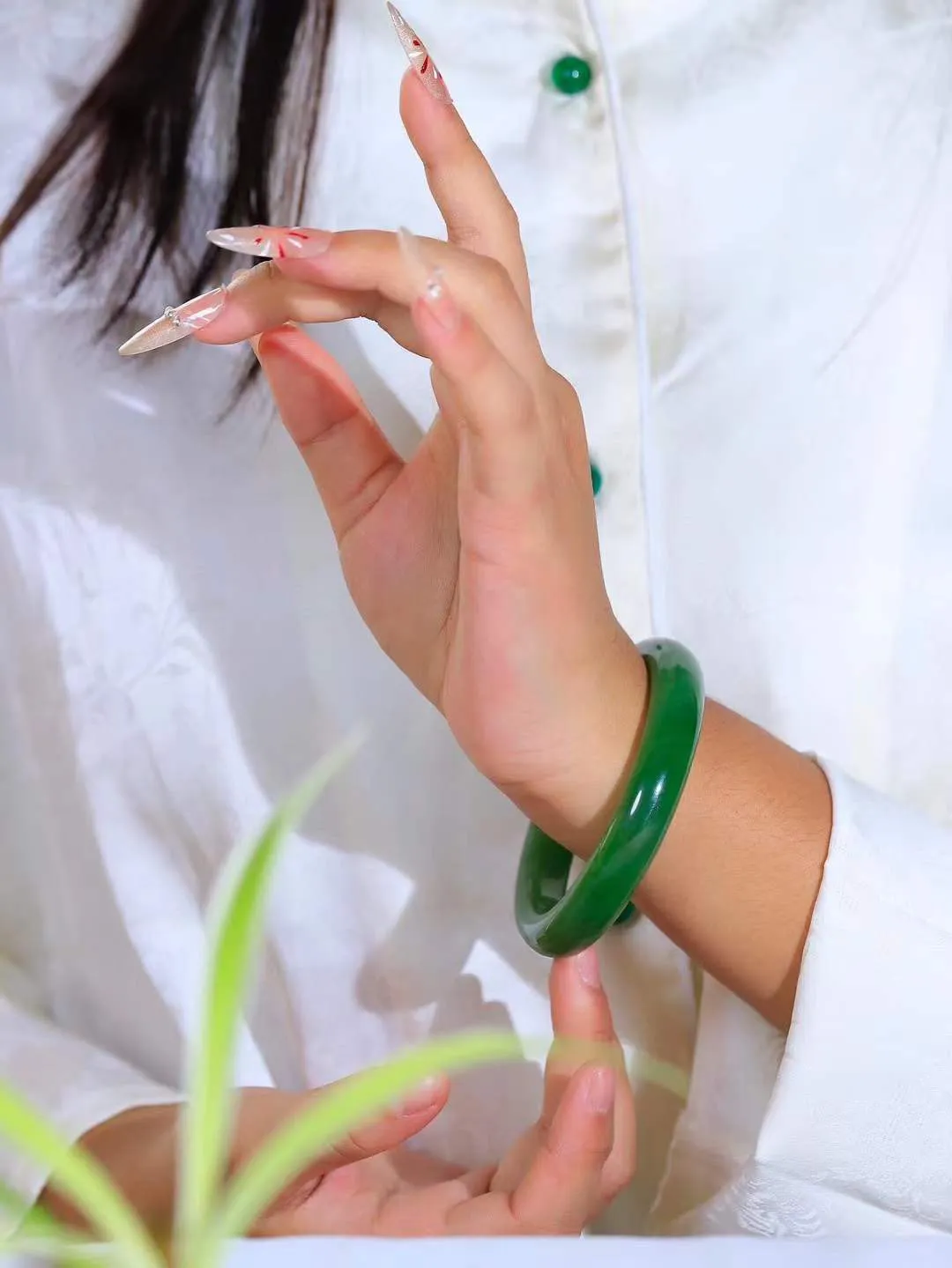 【腕间柔情.手镯】   

精品和田玉碧玉手镯 玉质温润细腻 油性十足 古朴秀雅 轻抚岁月的栏杆软香