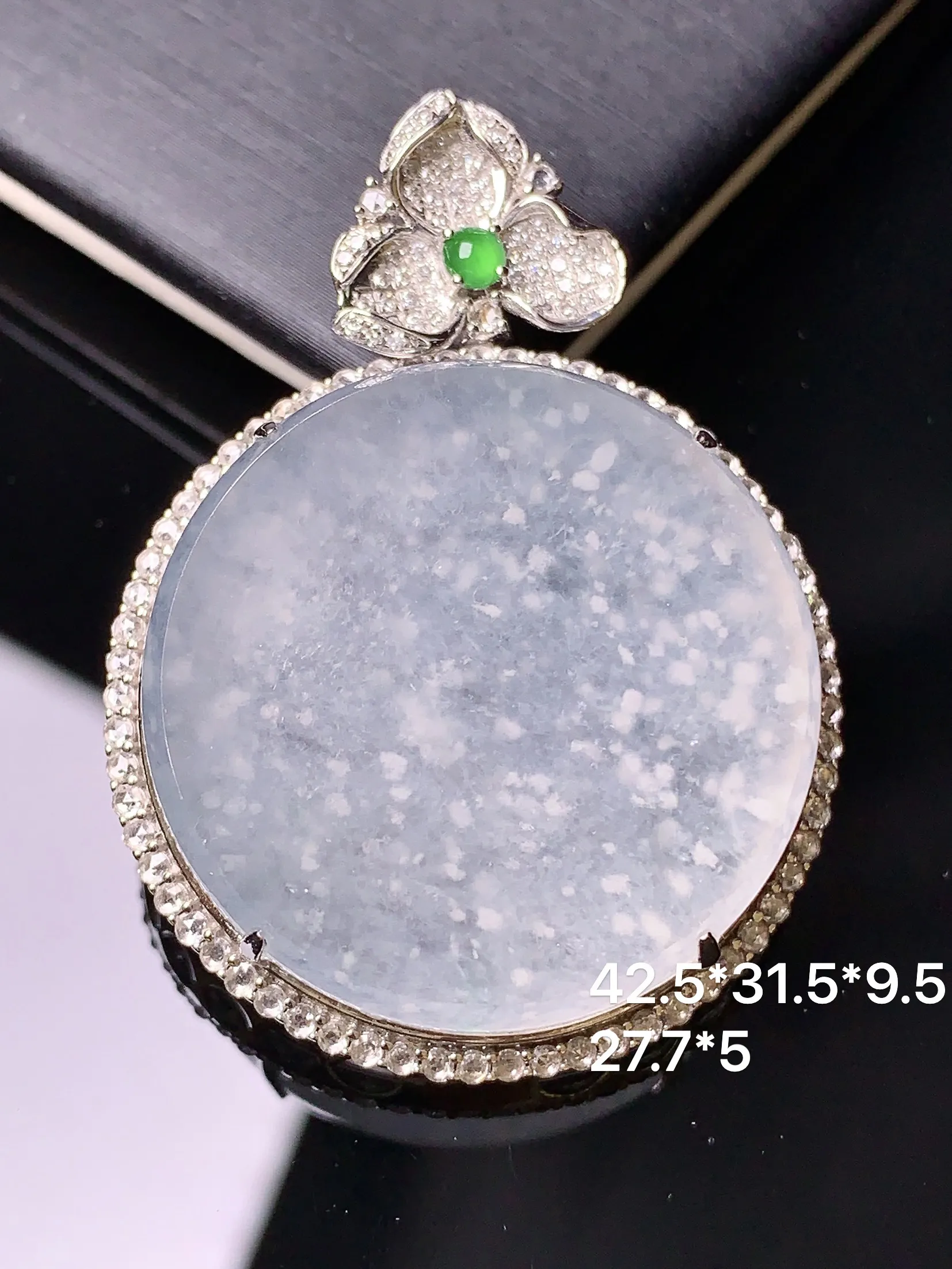18k金钻镶嵌冰种木那料雪花棉吊坠 玉质细腻 色泽清新艳丽 整体尺寸42.5*31.5*9.5
