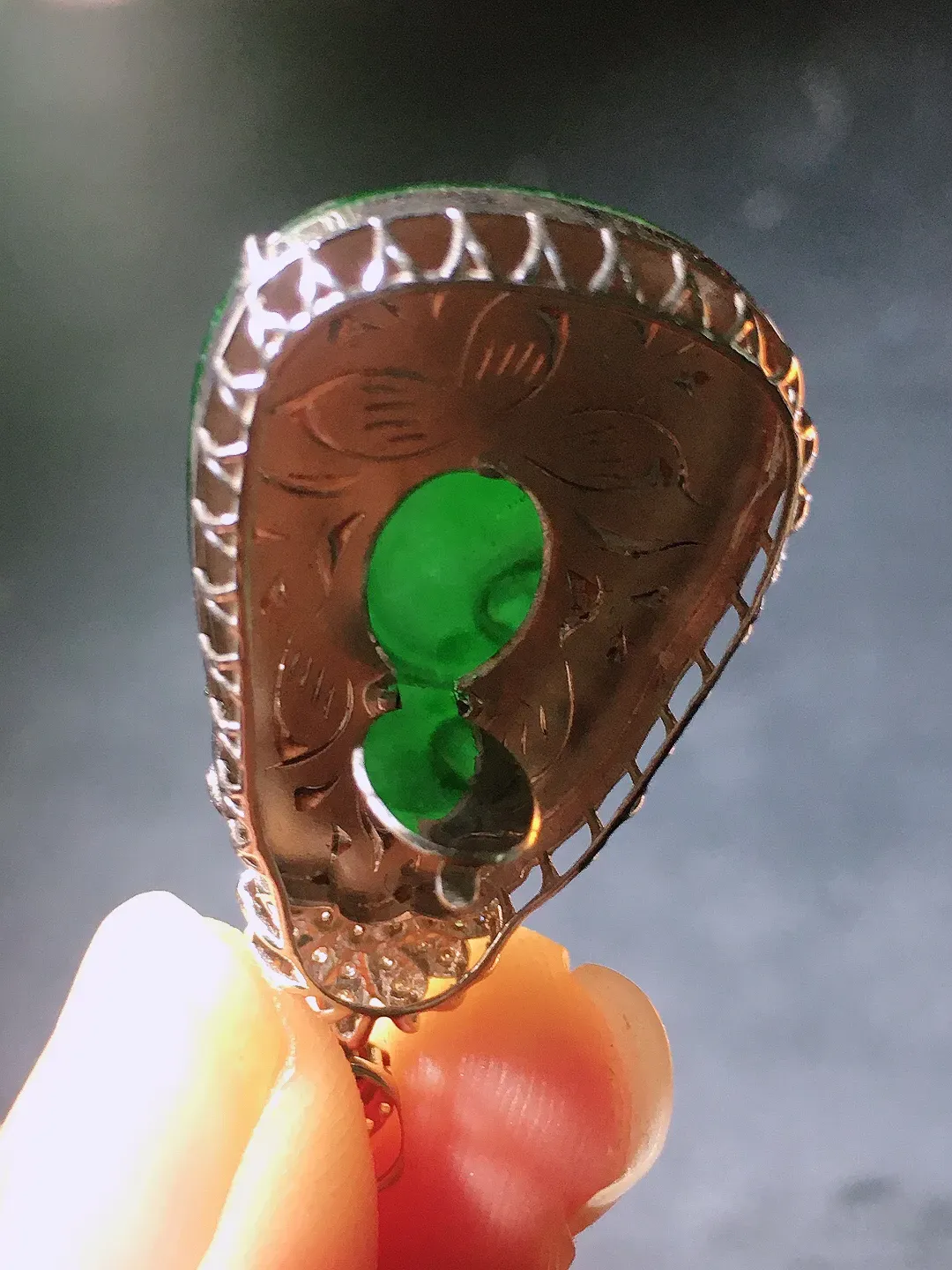 阳绿如意吊坠，色泽均匀艳丽，玉质细腻，荧光感超
强，饱满圆润，尽显优雅气质，18k
金豪华镶嵌