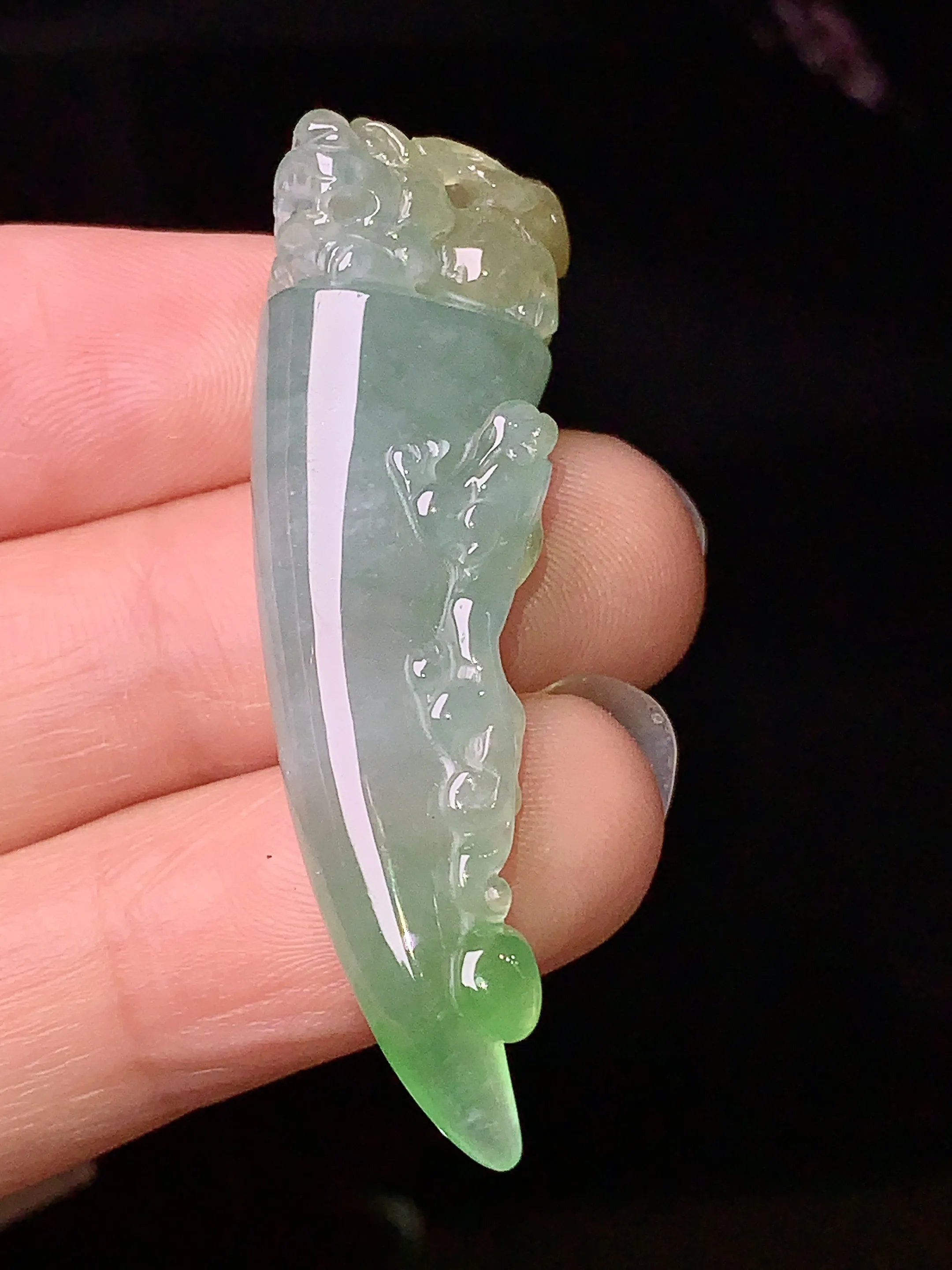 飘绿黄貔貅吊坠 玉质细腻 色泽清新艳丽 整体尺寸45.3*13.6*8.2