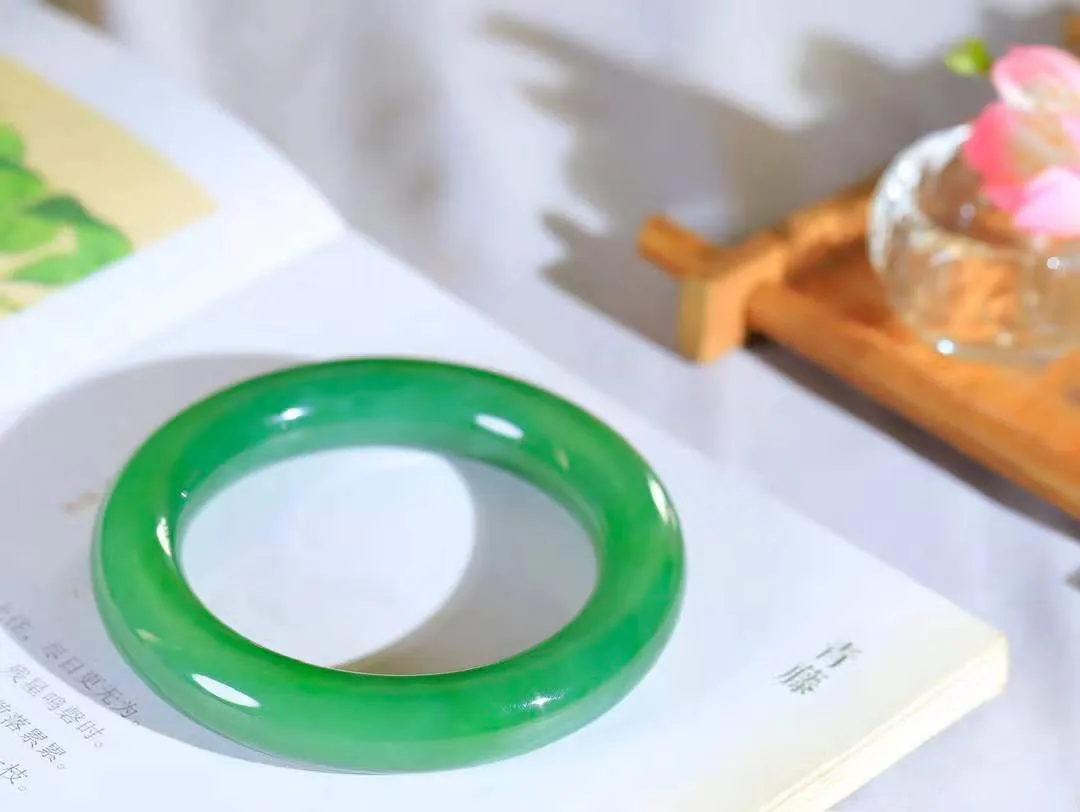 【玉佳人·手镯】

收藏级️和田玉碧玉圆条手镯 ，玉质细腻油润，做工细致精美，端庄素雅，亭亭玉立，芊芊素手。芊芊素手，怎能忘镯？秀美圆条，更显婀娜。内径55.5mm 尺寸12.9-12.5mm重80.3克69110280A