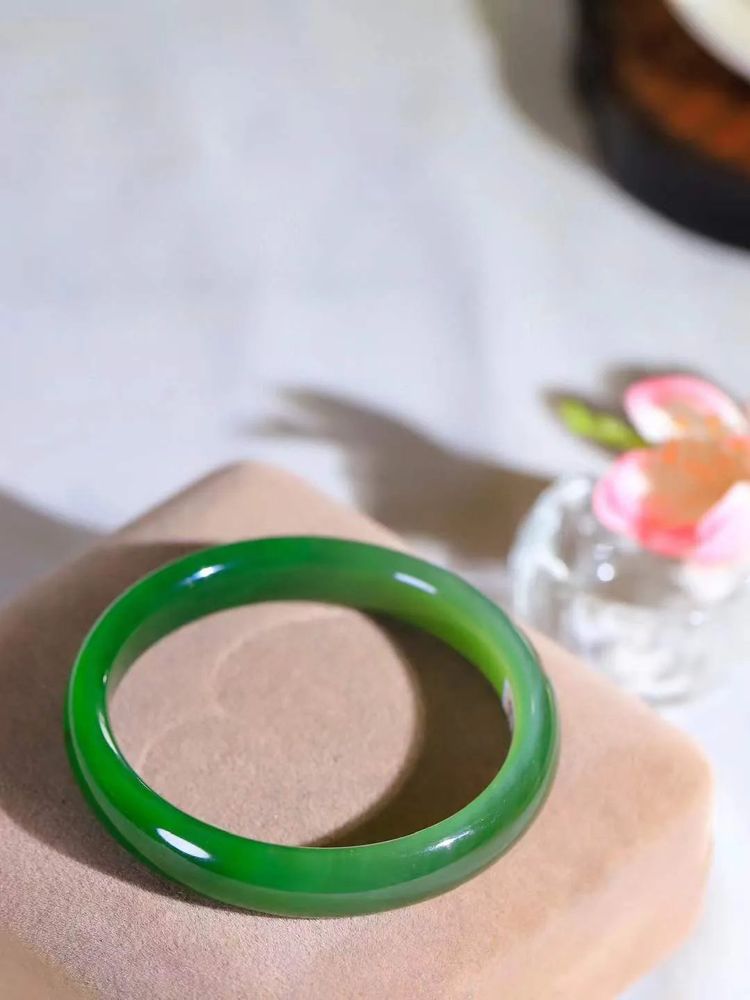 （一见钟情.手镯）

精品和田玉碧玉手镯，玉质温和莹润，精光内蕴，手感舒适。整器简约，打磨光洁，让