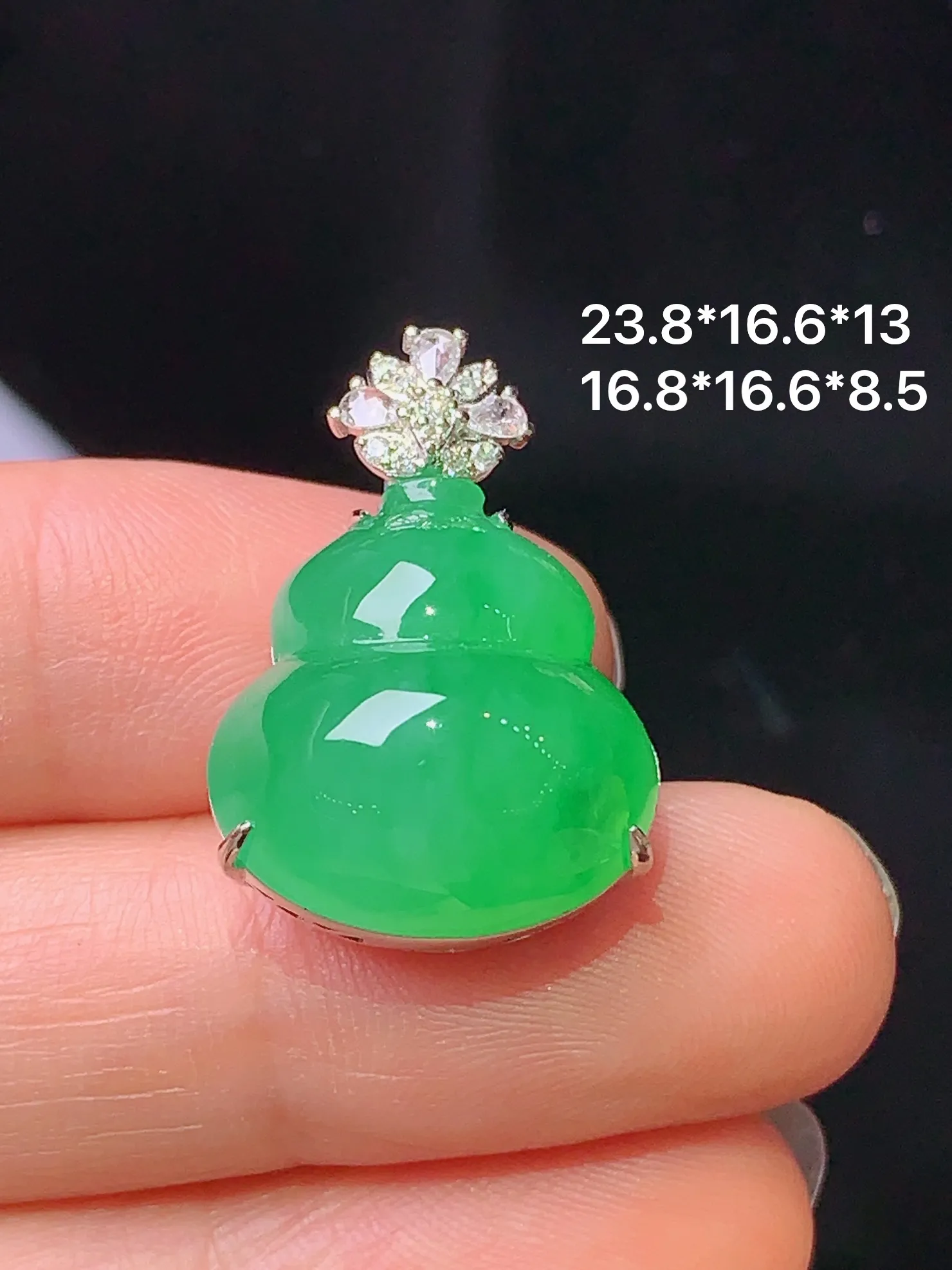 18k金钻镶嵌翠绿葫芦吊坠 玉质细腻 色泽清新艳丽 整体尺寸23.8*16.6*13