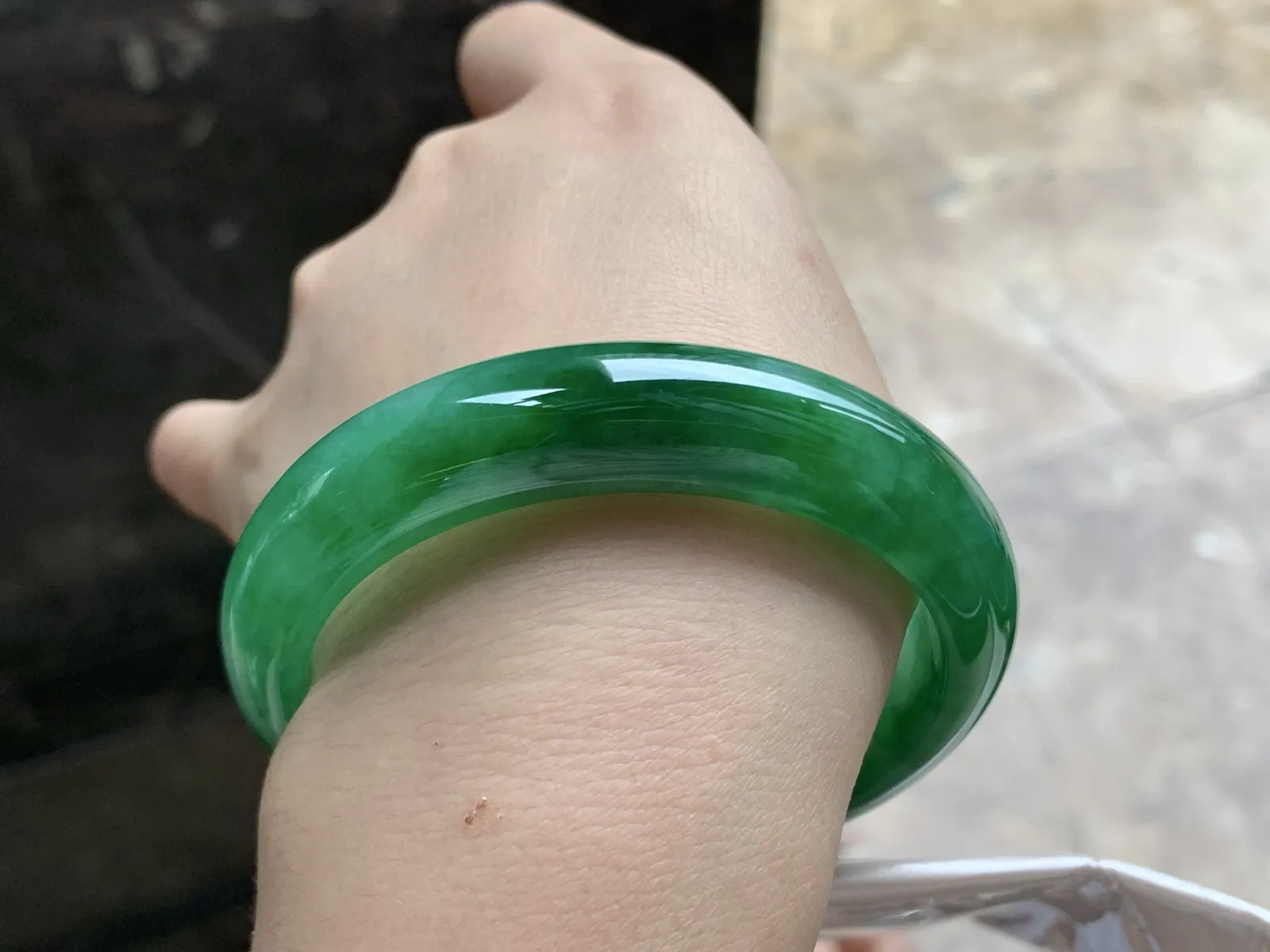 56.5-13.6-8

辣绿色手镯^_^颜色浓郁 鲜艳