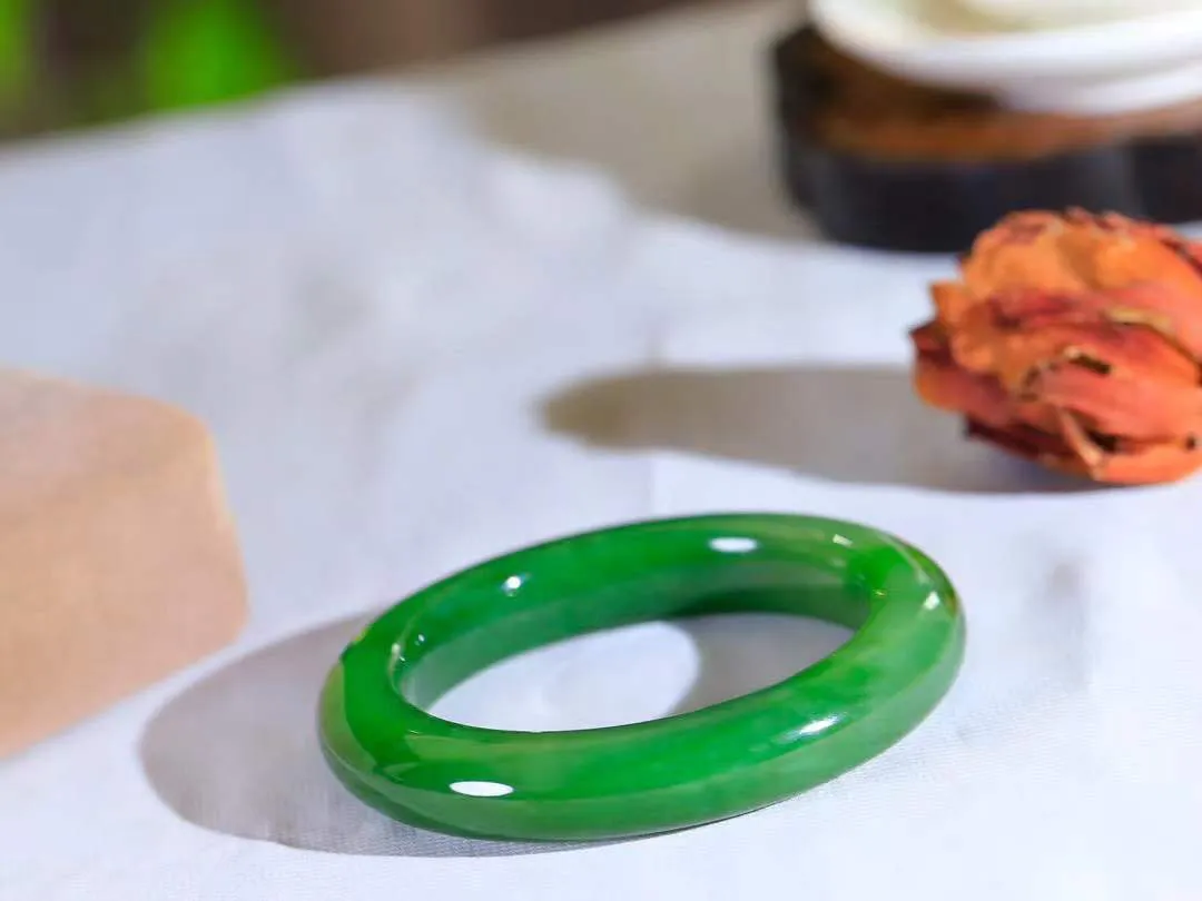 【悠悠芳华.镯】

收藏级和田玉碧玉手镯 玉质温润 青葱岁月，尽收腕中，婉转流畅，凝岁月悠长。盈一眸恬淡，挽一抹绿意。重70.3克 内径55mm尺寸12.5-11mm   86110251A