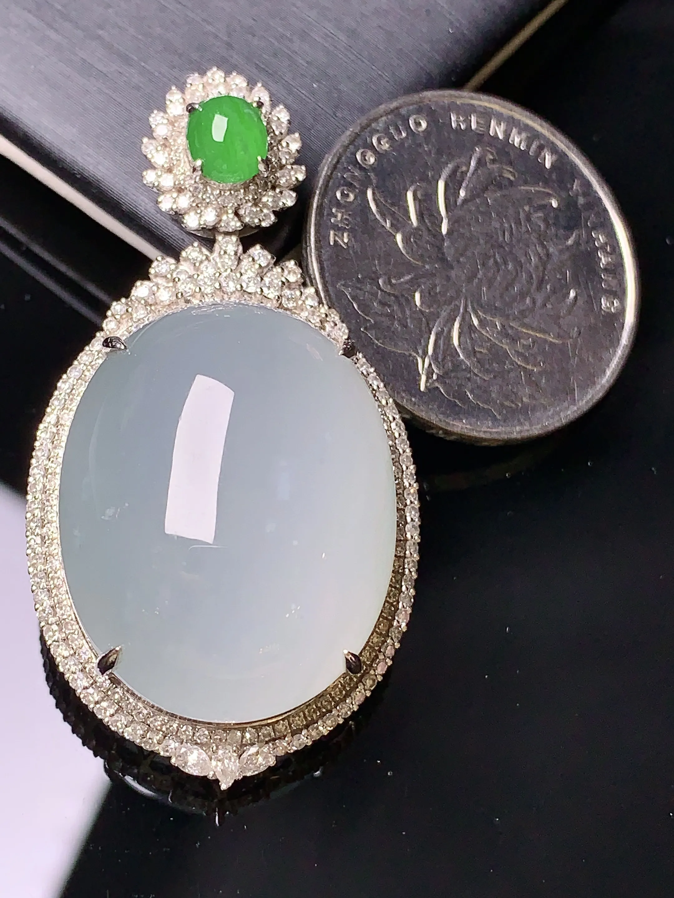 18k金钻镶嵌冰种蛋面吊坠 玉质细腻 色泽清新艳丽 整体尺寸45.2*24*15