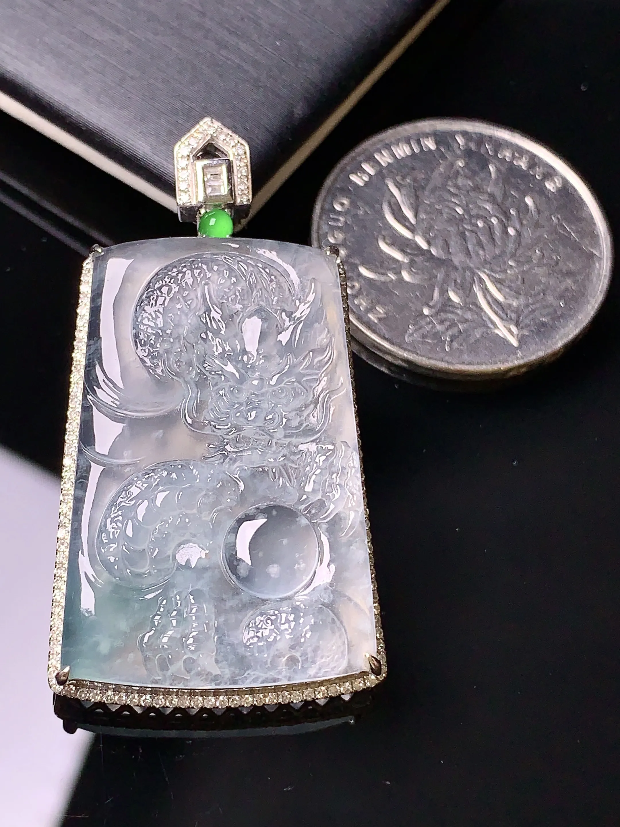 18k金钻镶嵌冰种龙牌吊坠 玉质细腻 色泽清新艳丽 整体尺寸43*23*7