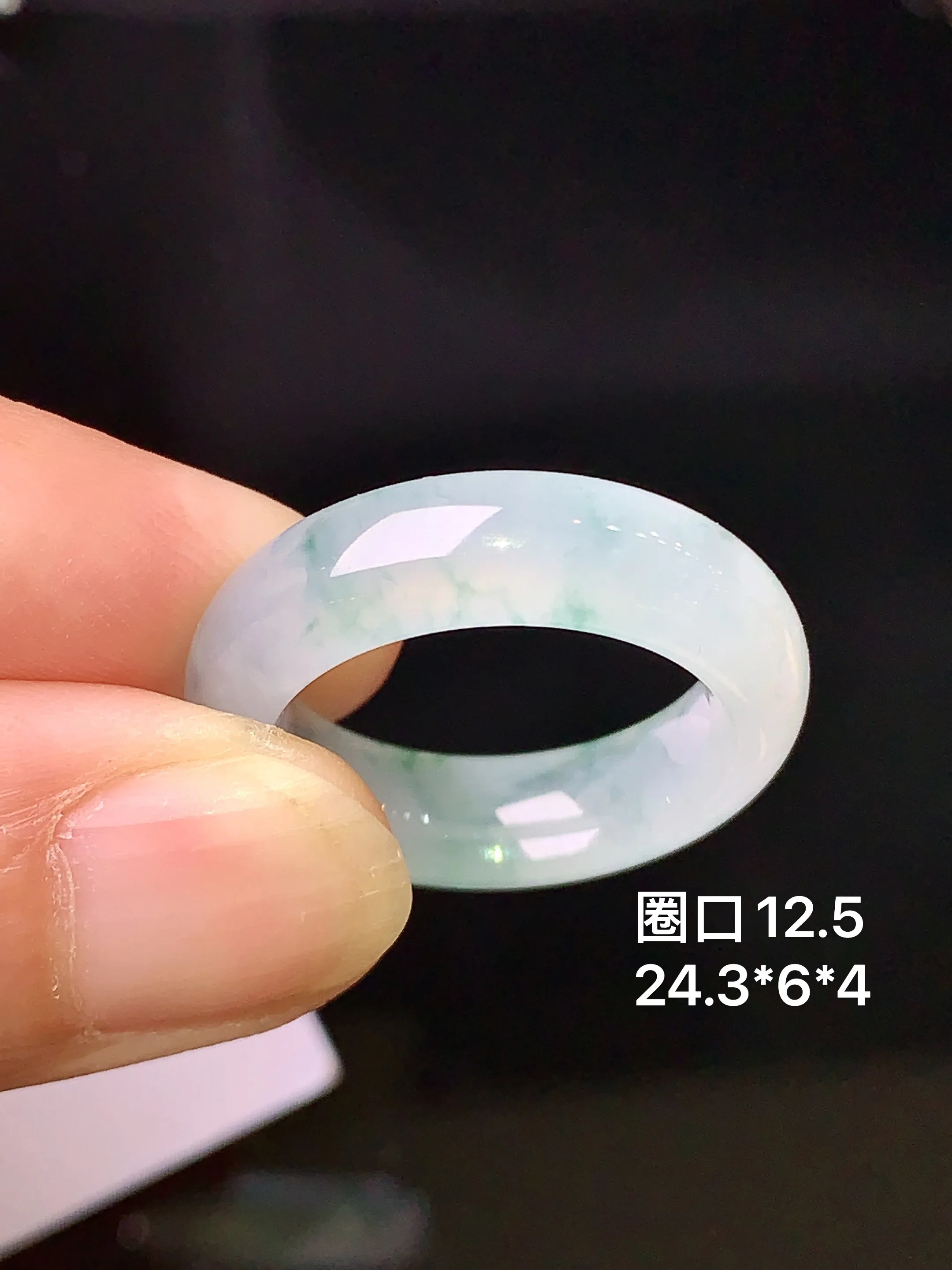 飘绿指环 玉质细腻 色泽清新艳丽 整体尺寸24.3*6*4 圈口12.5