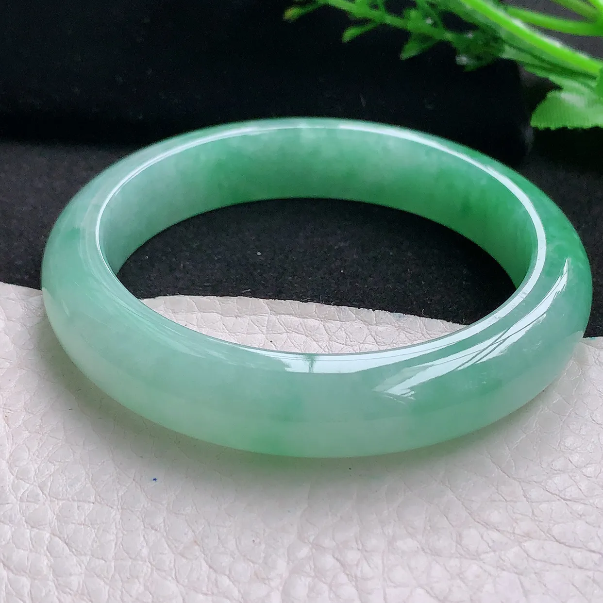 Nc自然光57.5*12.5*8.5平安镯 天然缅甸翡翠a 货冰润飘阳绿宽边玉镯子