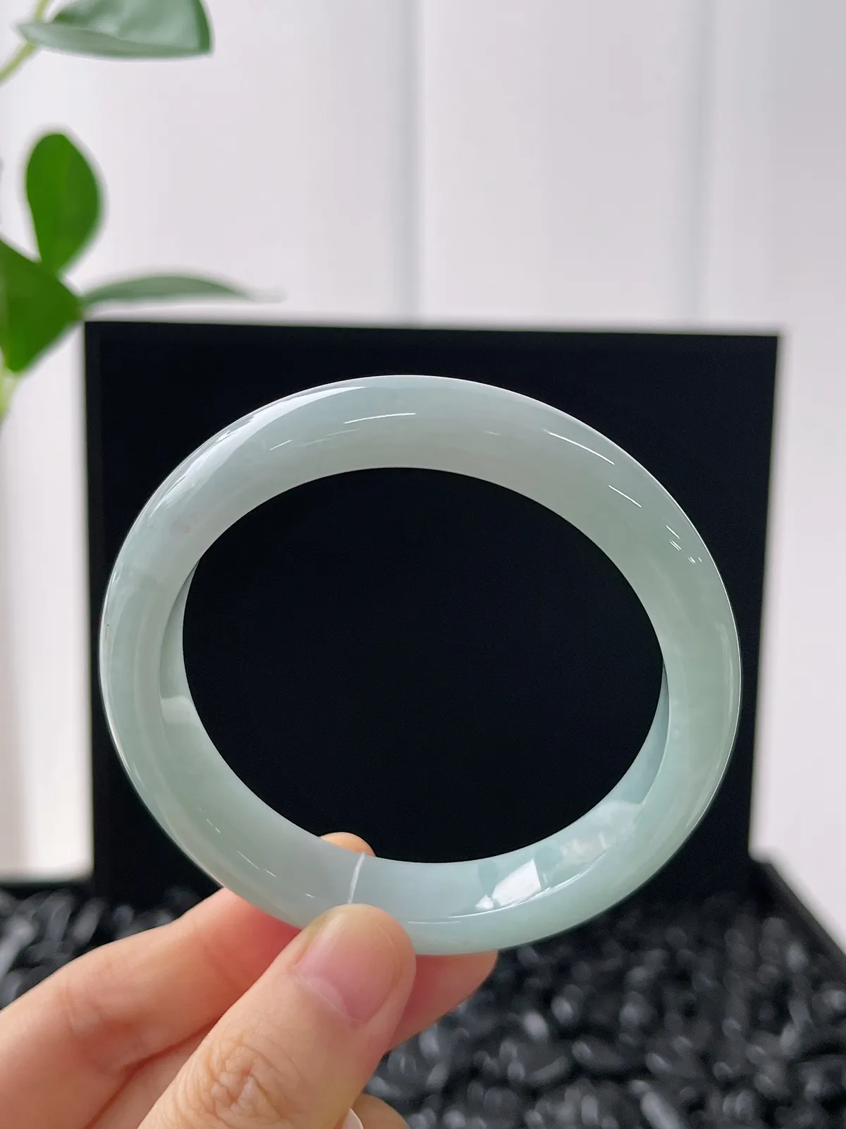 正圈56圈口，翡翠糯化种淡绿色手镯