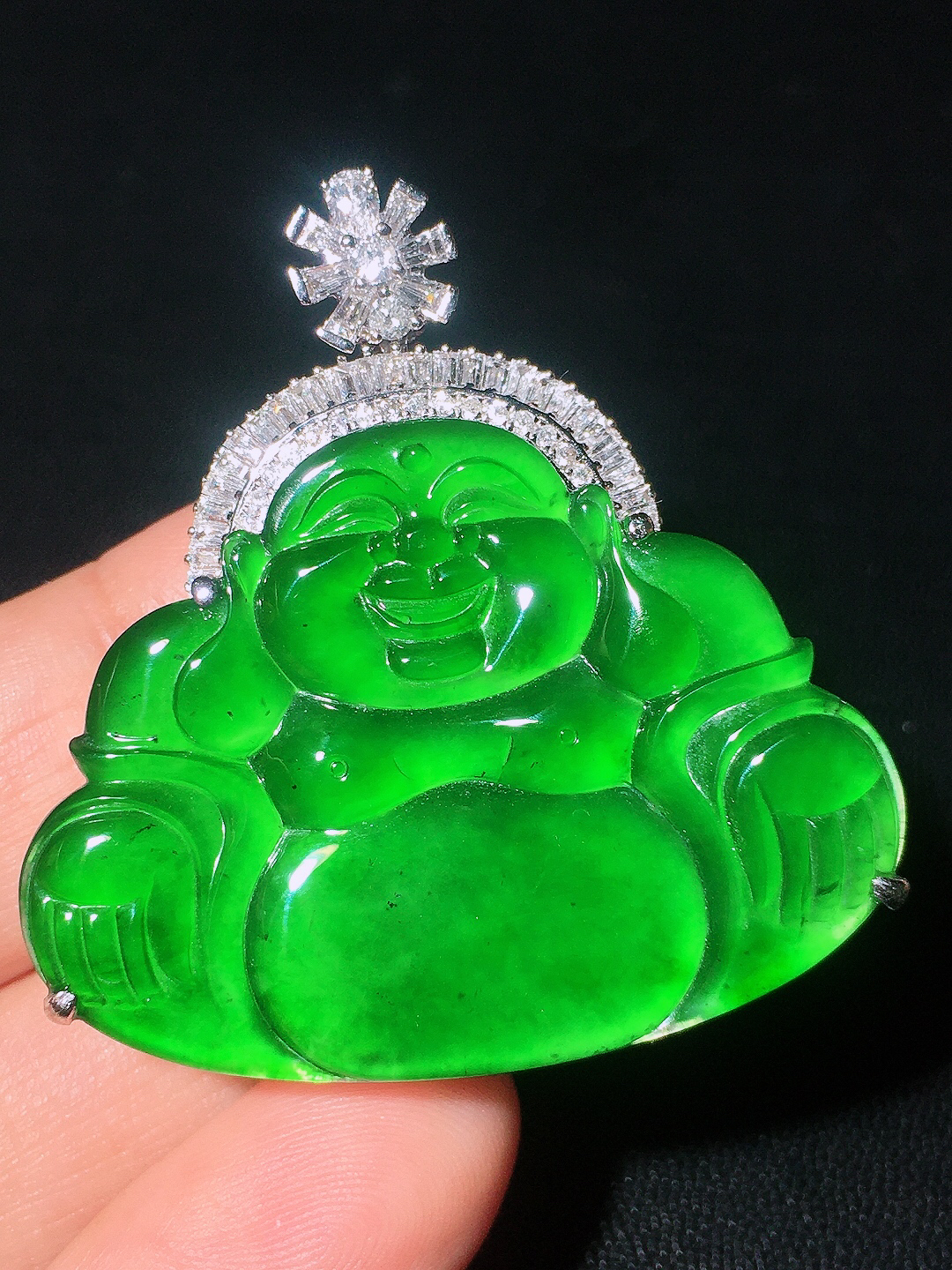 阳绿佛公吊坠，色泽均匀艳丽，玉质细腻，荧光感超
强，饱满圆润，尽显优雅气质，18k
金豪华镶嵌